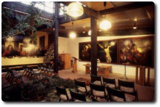 In der Kapelle hängt das Bild „Das Abendmahl“. Es ist von Hans Nowak. Im Raum sind Holzbänke und Tische. An der Wand hängen große Gemälde. Das Licht ist warm und ruhig. Besucher können Kunst und Religion erleben. Parkplätze gibt es in der Nähe.