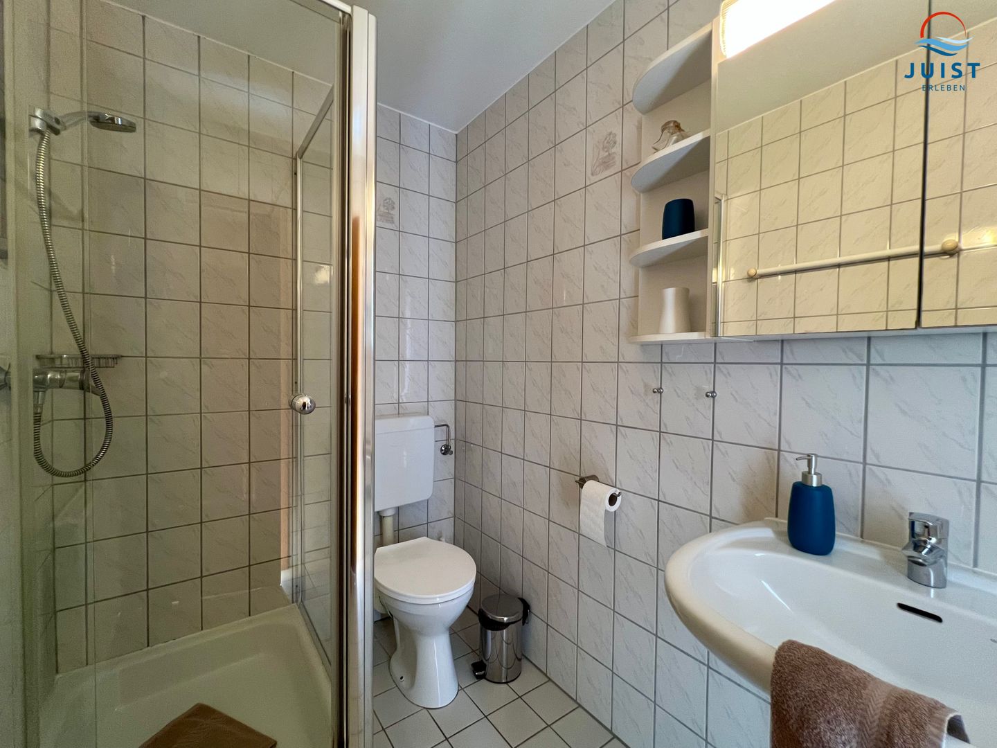 Rosengang Appartements 316 - Wohnung Dünenrose_Badezimmer mit Dusche.jpg