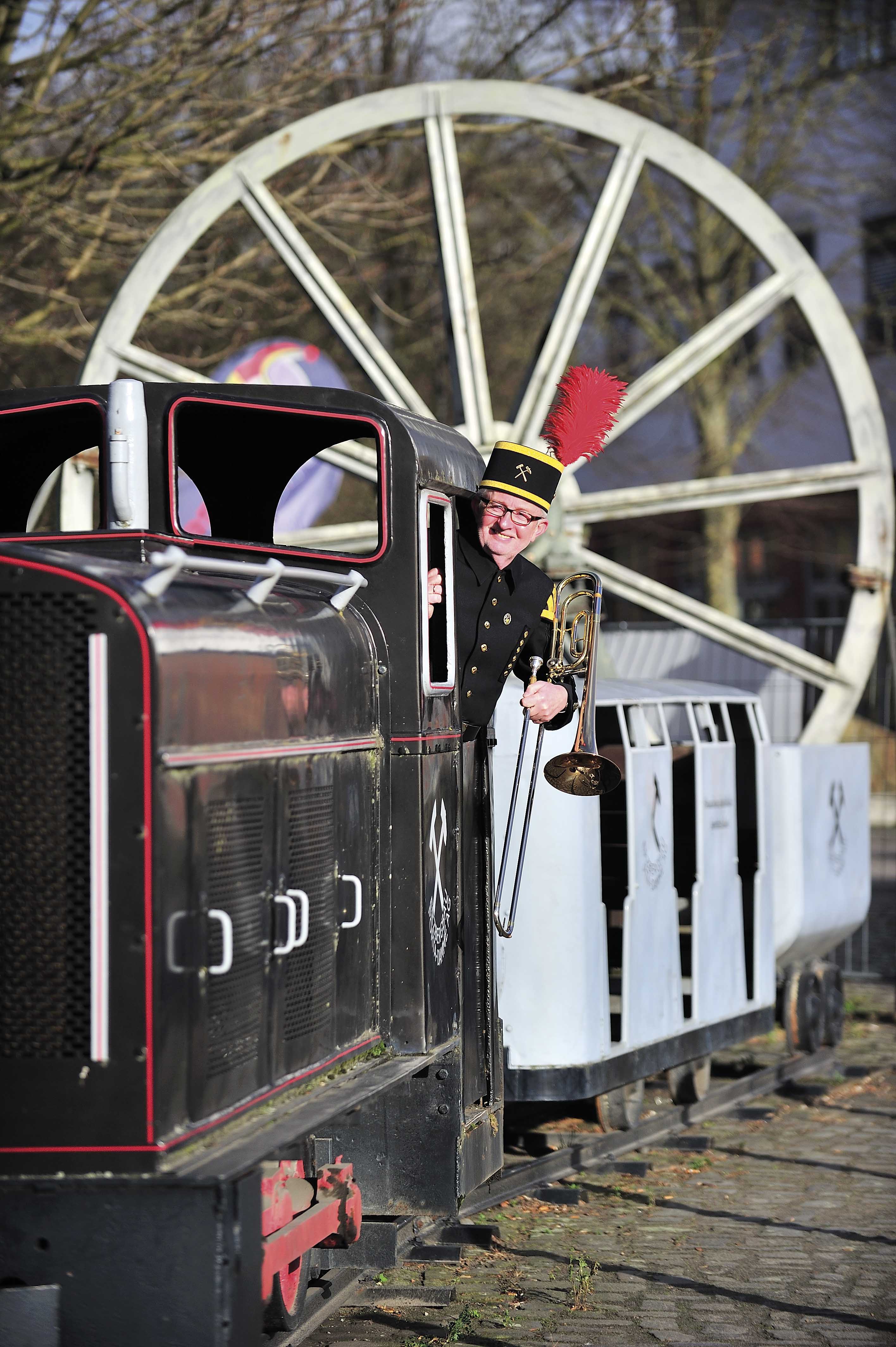 B. Meyer im Waggon mit Trompete vorm Stadtmuseum
