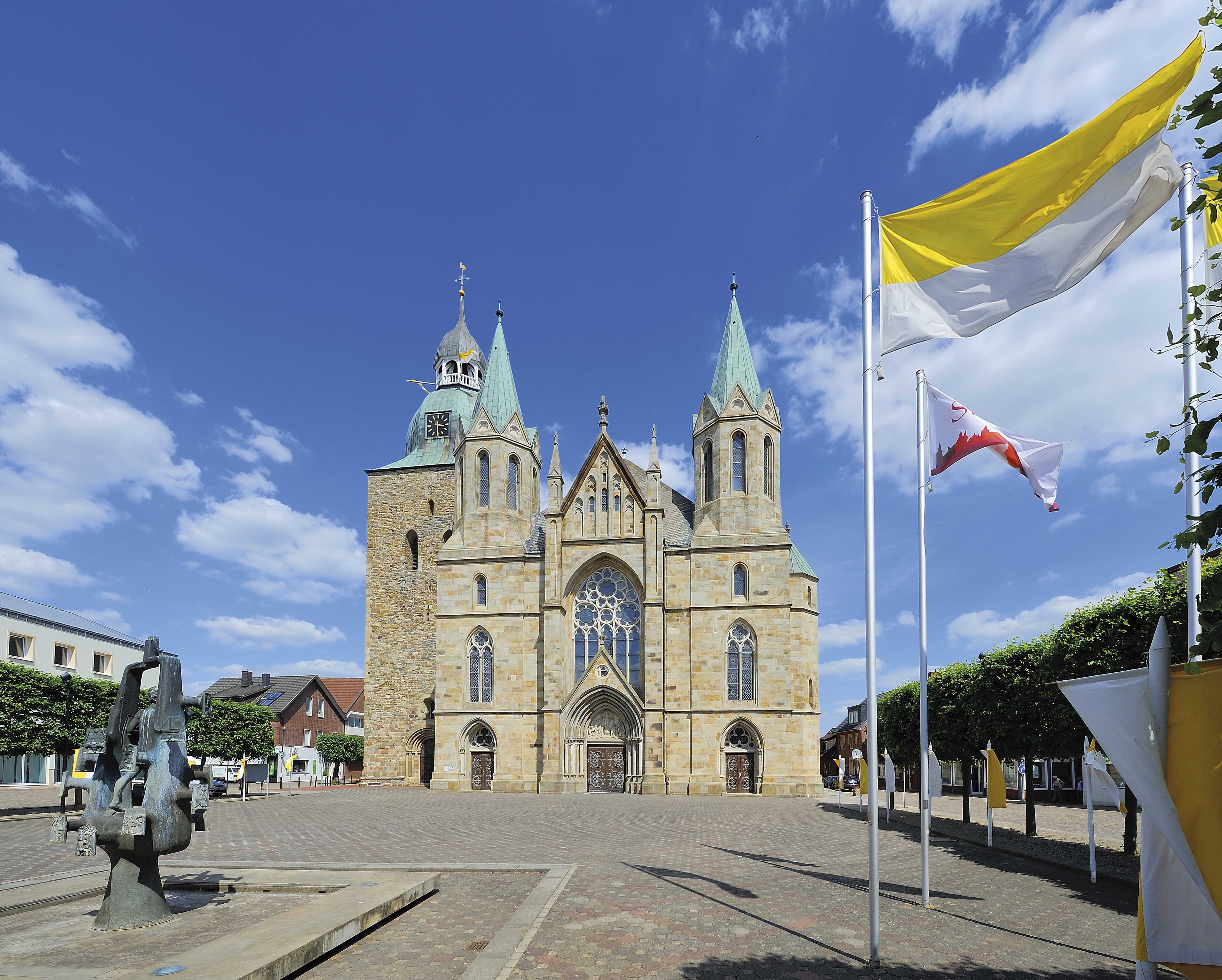 St. Viktor-Kirche mit Kirchplatz und Brunnen