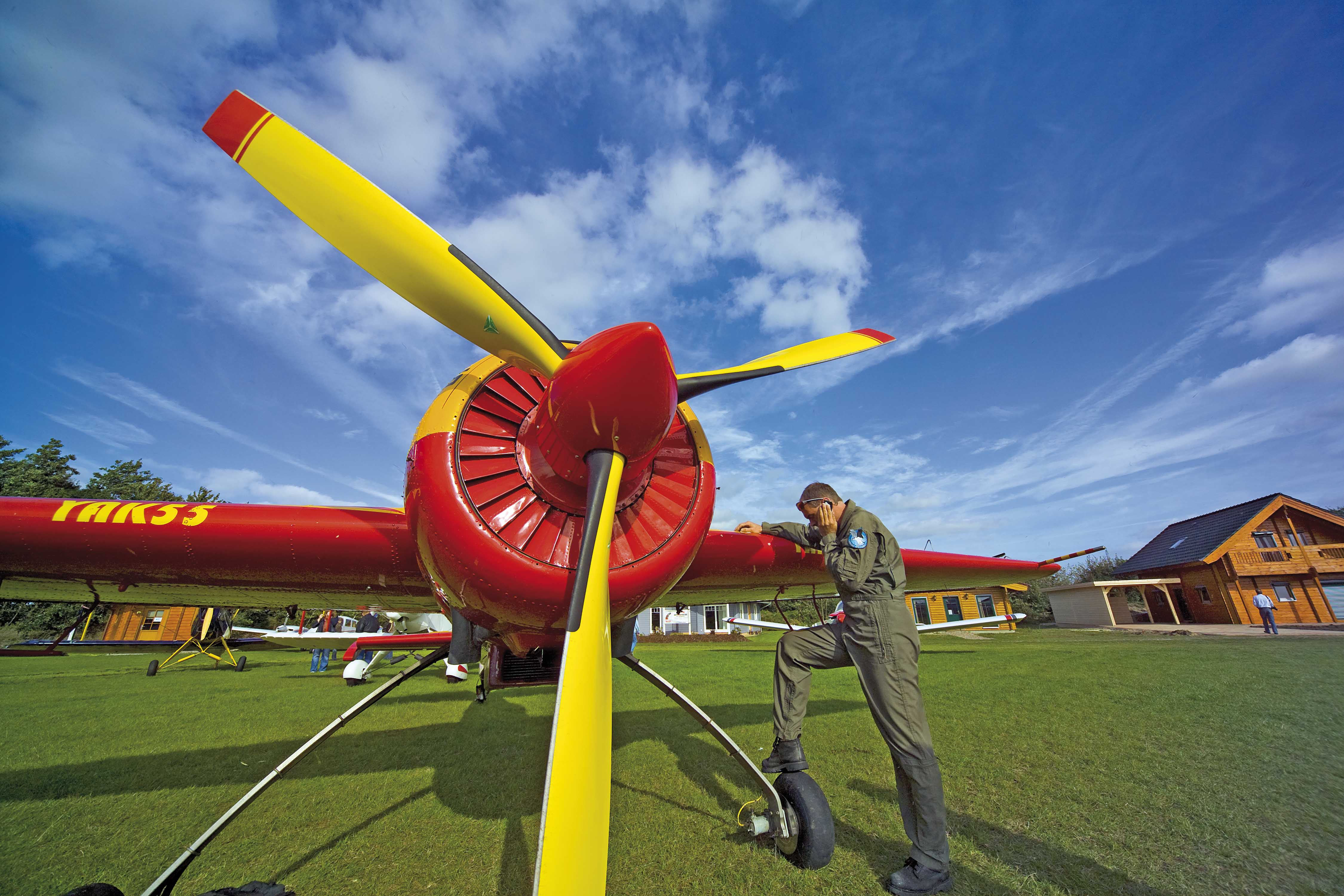 Flugzeug Mann vor Propeller