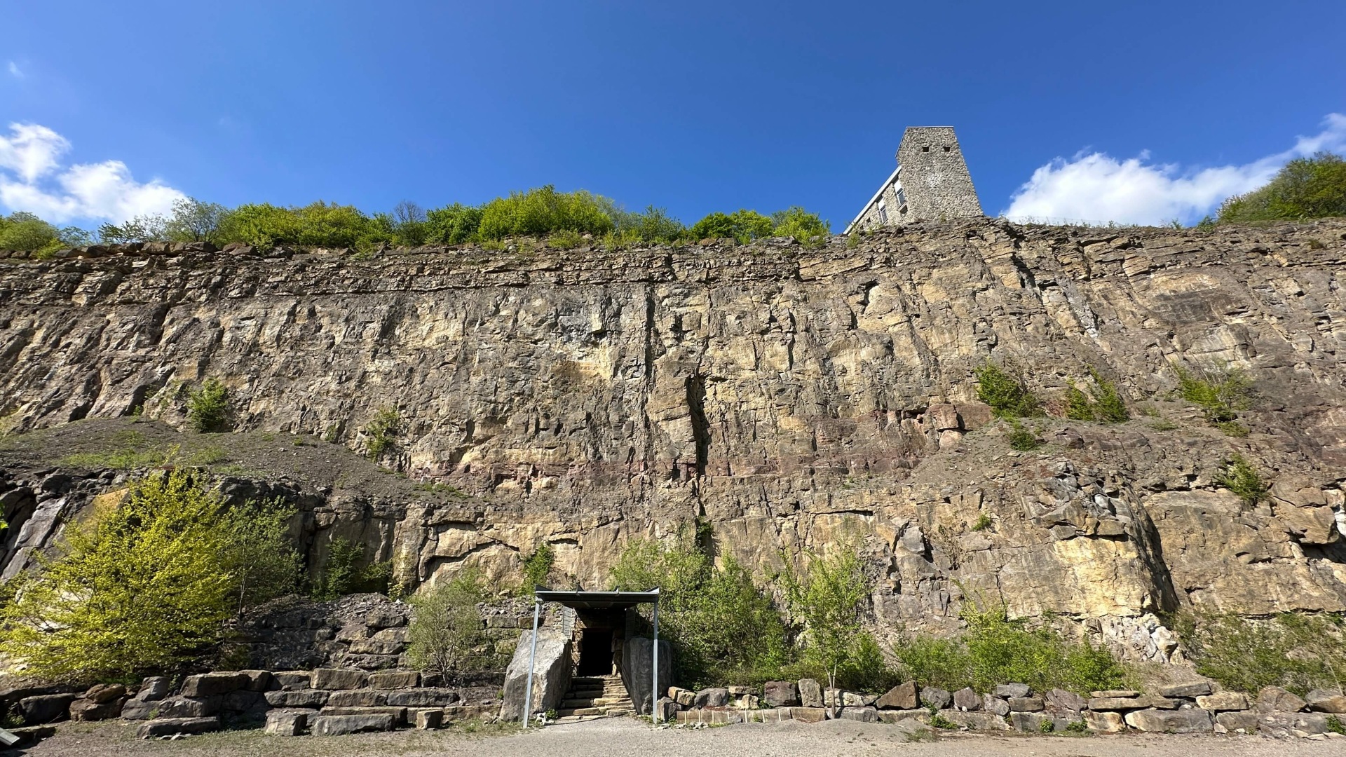 Schillat-Höhle Steilwand
