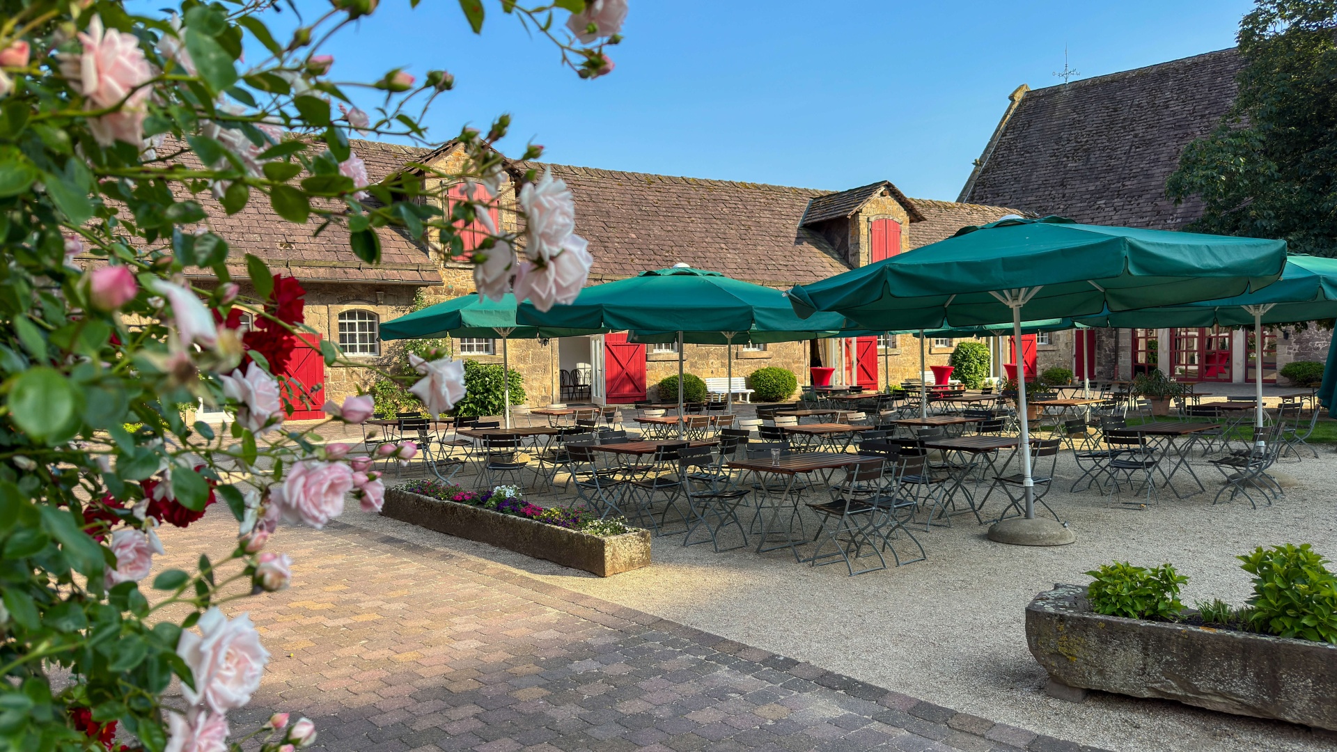 Haemelschenburg Hof mit Biergarten