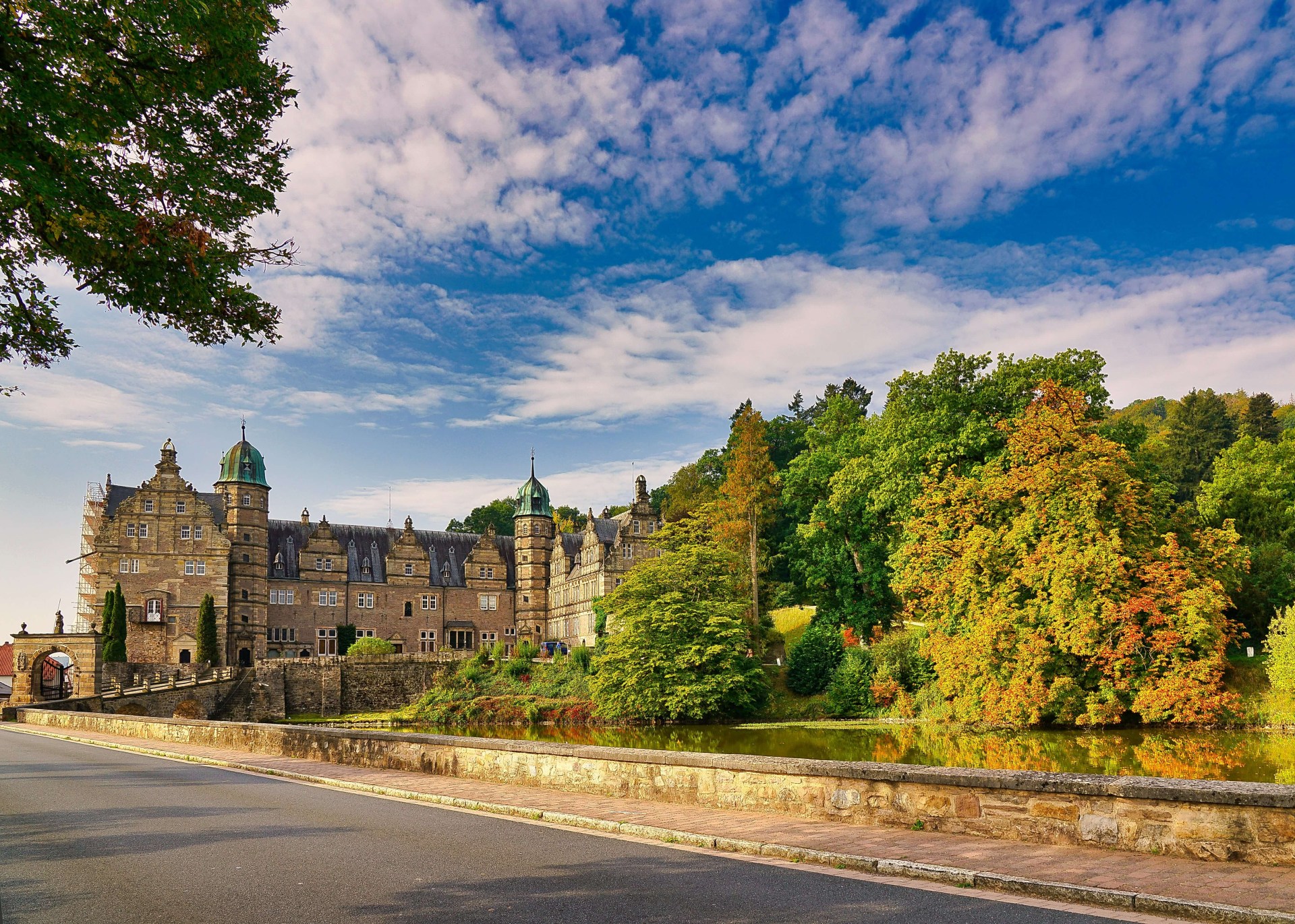 Schloss Hämelschenburg Außenansicht im Herbst