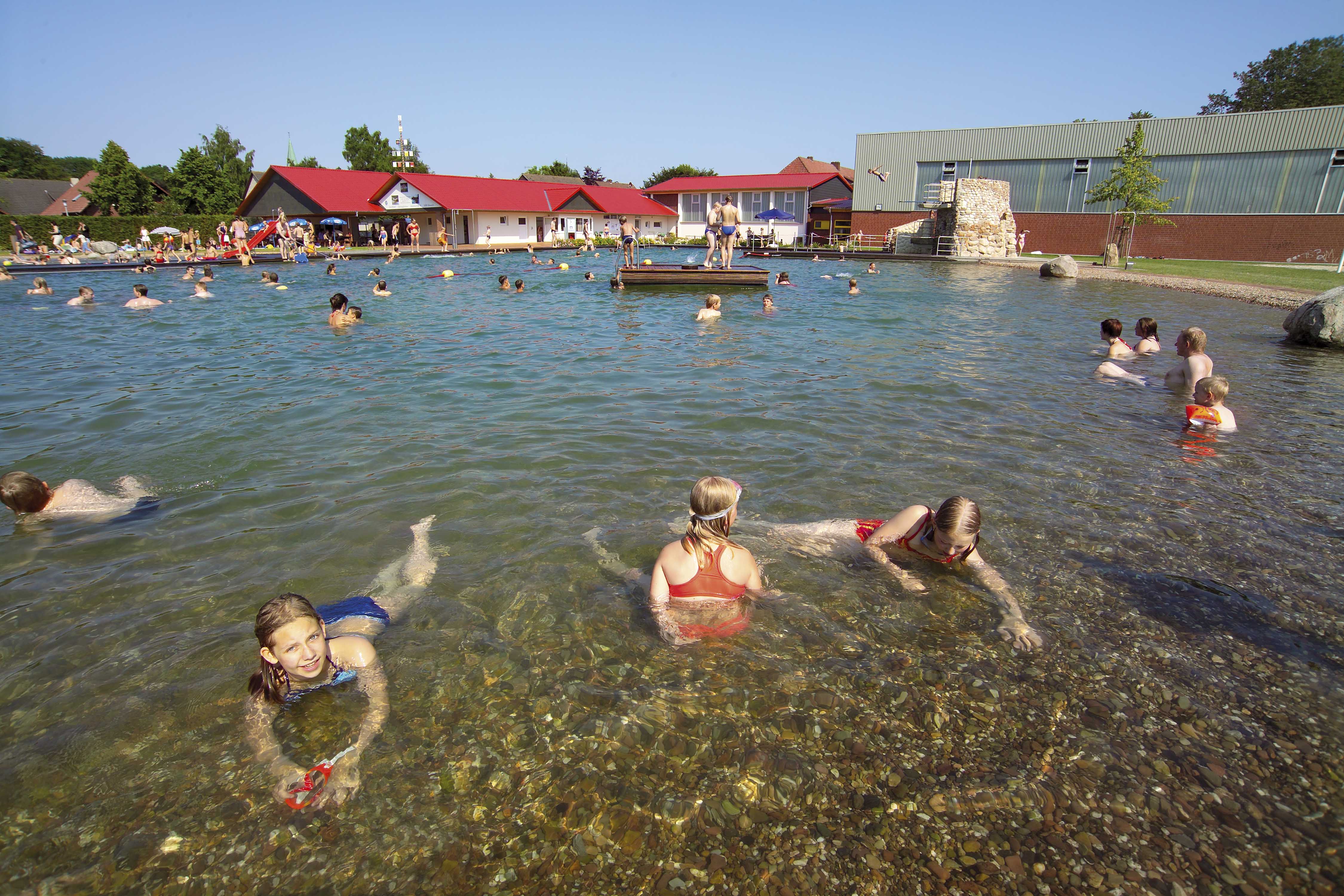 Naturbad Vörden Kinder im Wasser