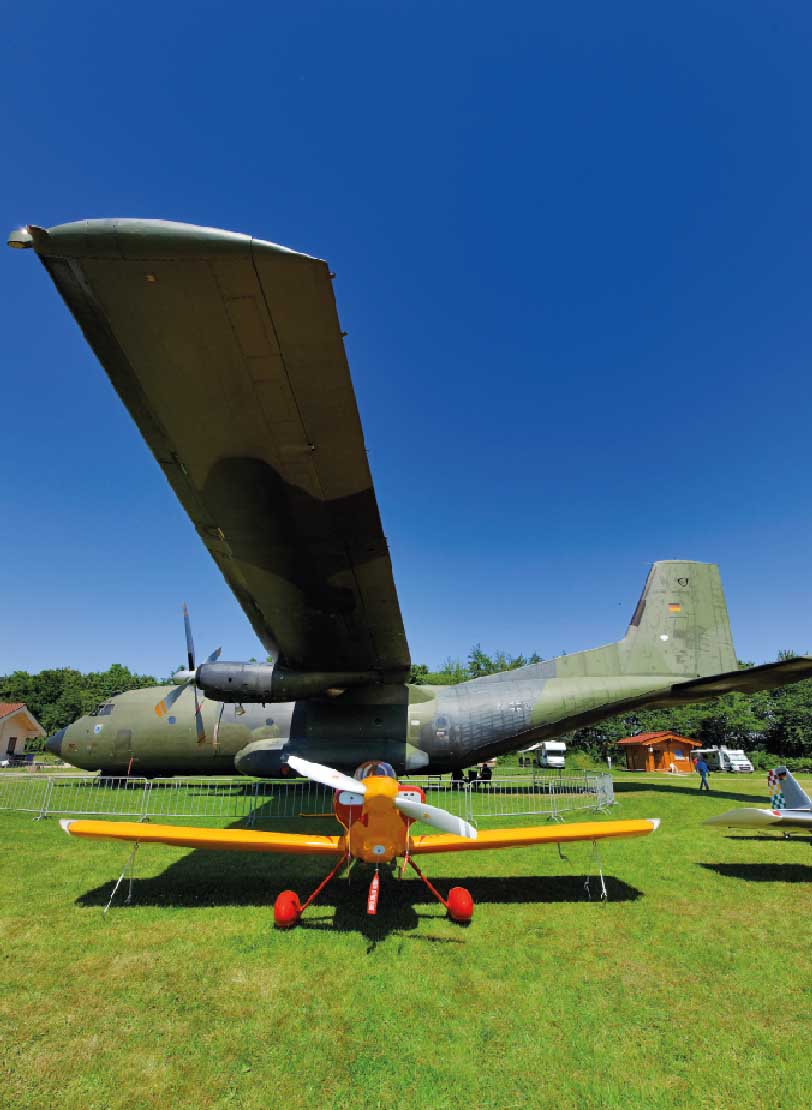 Transall mit Flugzeug davor