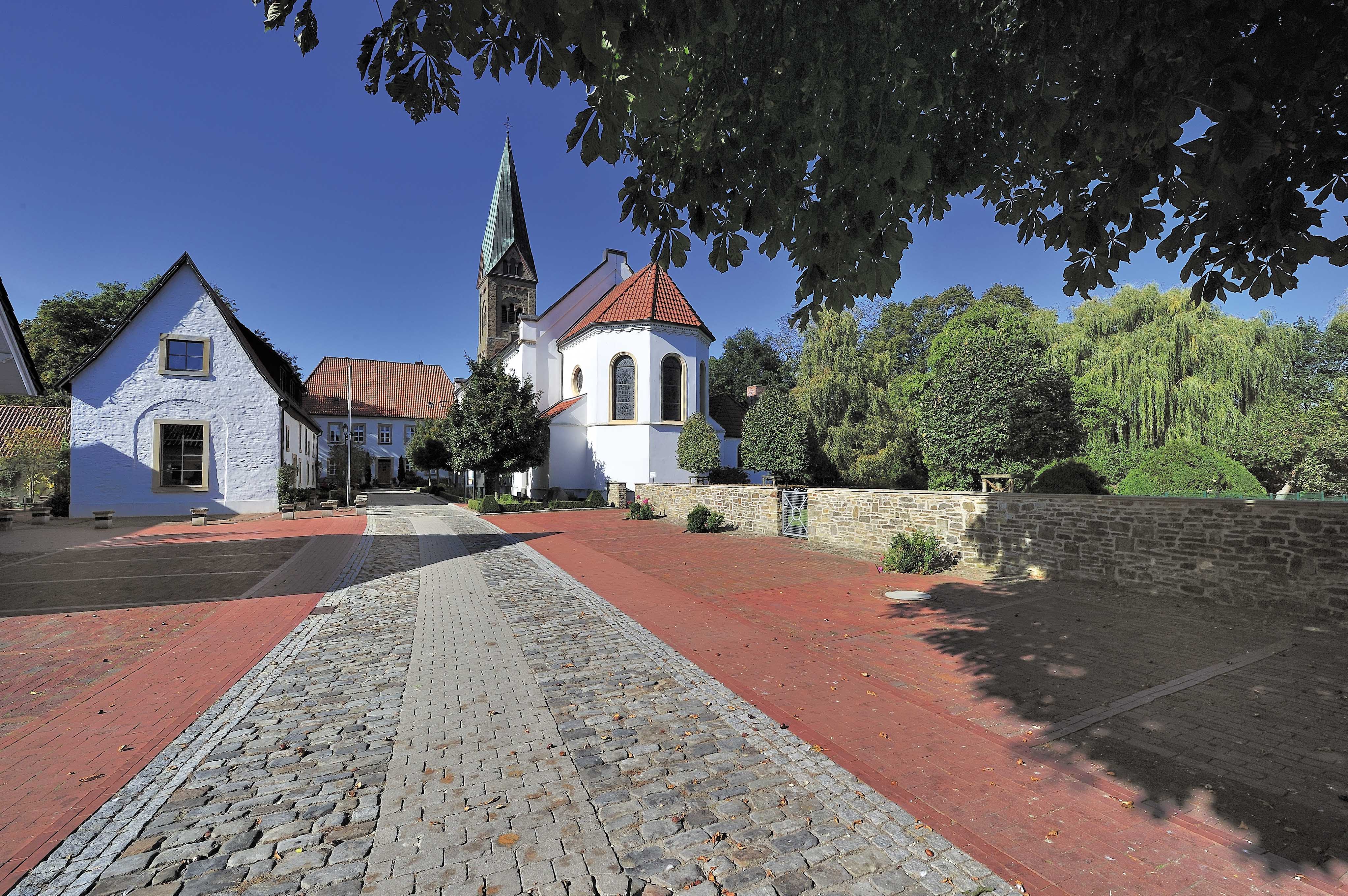 Niels-Stensen Haus Vörden und Burg mit Kirchen