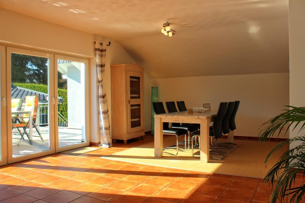 Helles Wohnzimmer mit Blick in den Garten