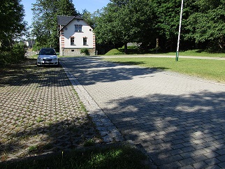 Parkplatz am Jugend- und Seniorenhaus – Motiv