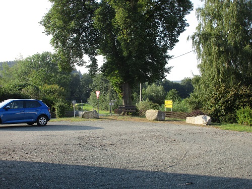 Parkplatz an der Dorfstube Trieb – Motiv