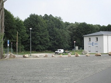 Parkplatz am Sportplatz Bergen – Motiv