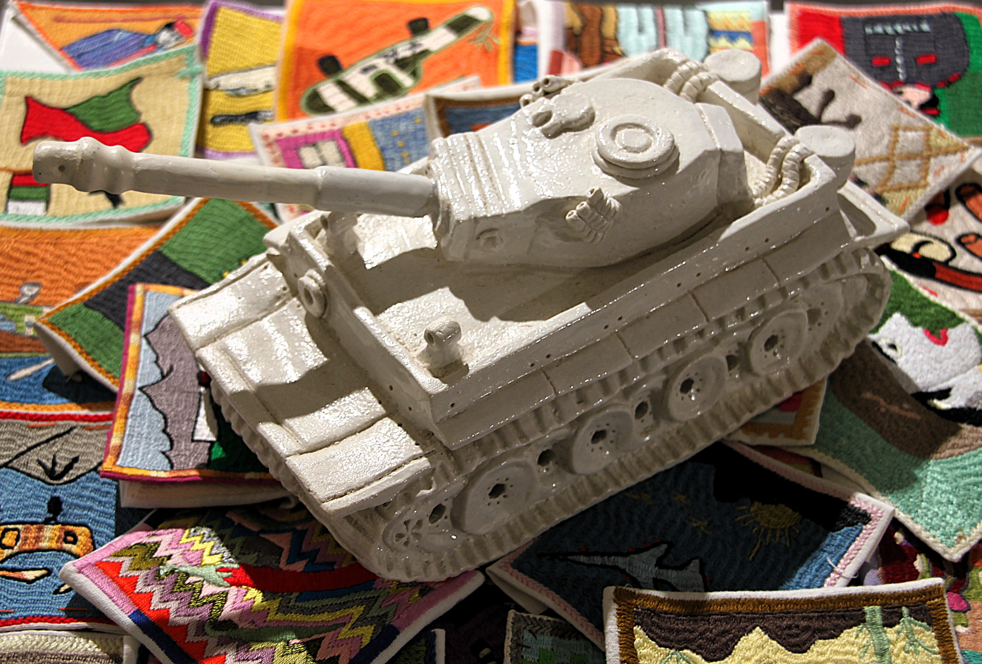 Keramikpanzer im Museum Frauenkultur