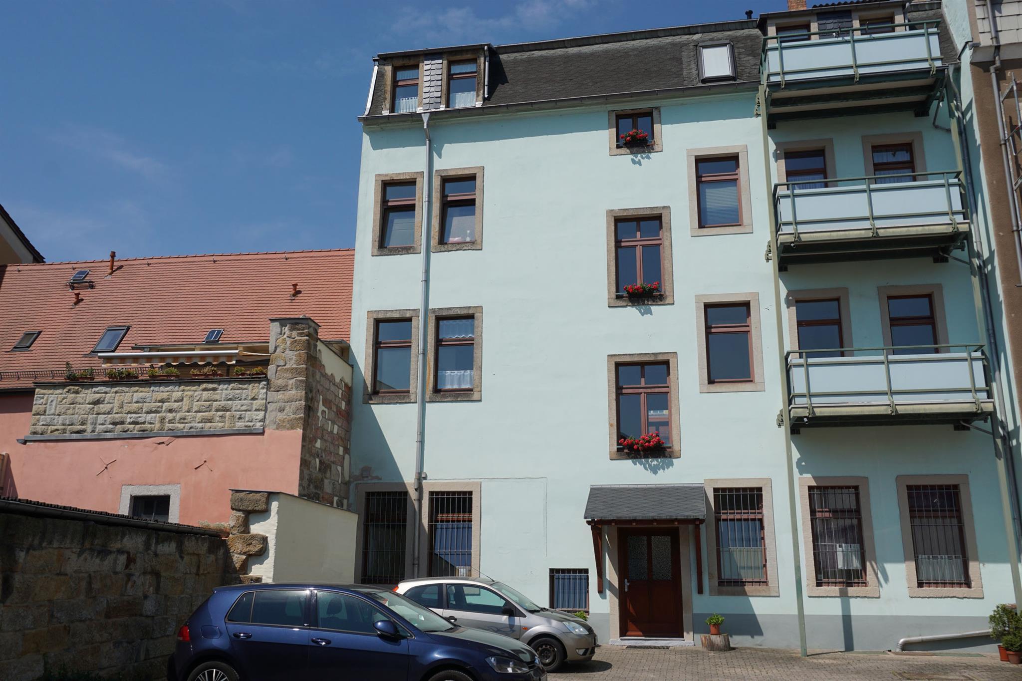 Hausansicht vom Innenhof mit Parkplatz