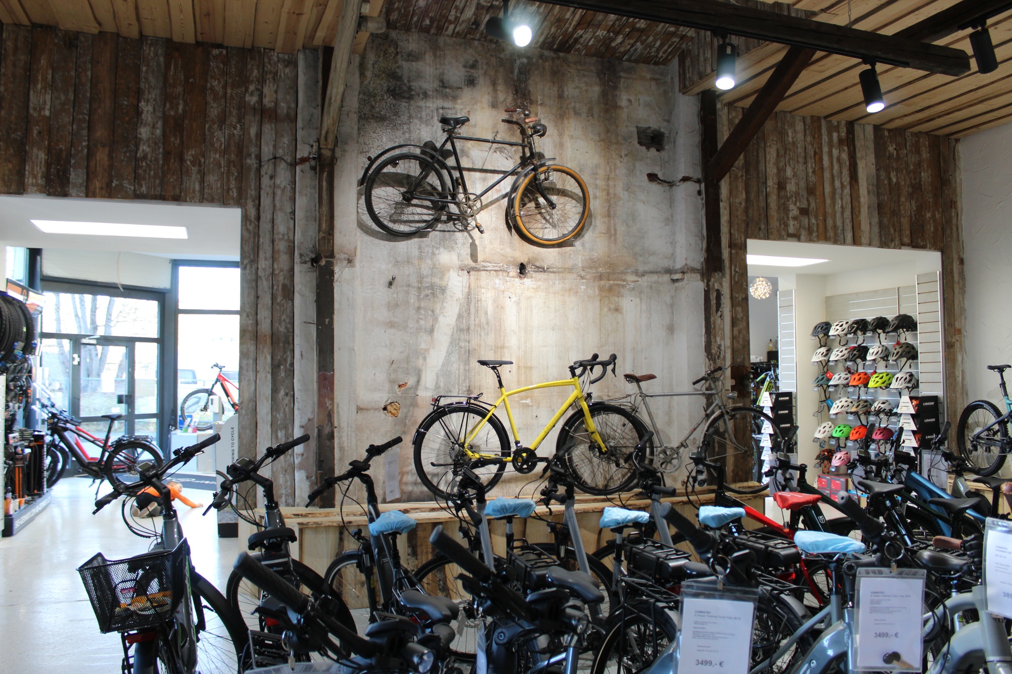 Fahrrad & Co der Laden für Verleih, Reparatur und Verkauf – Motiv