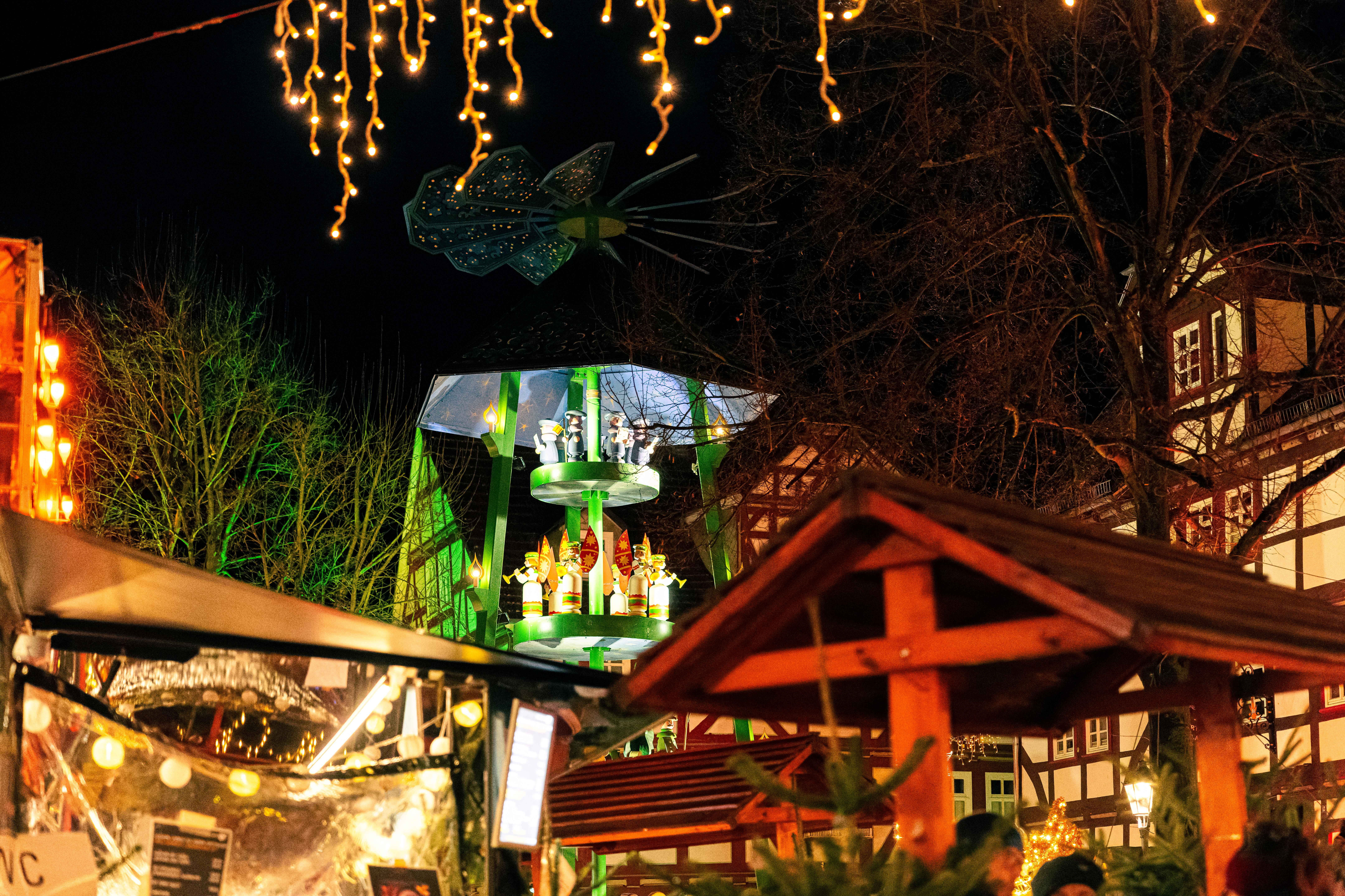 Rotenburg_Weihnachtsmarkt_2024_Stadt Rotenbrug_ Marktplatz_Blick auf Pyramide