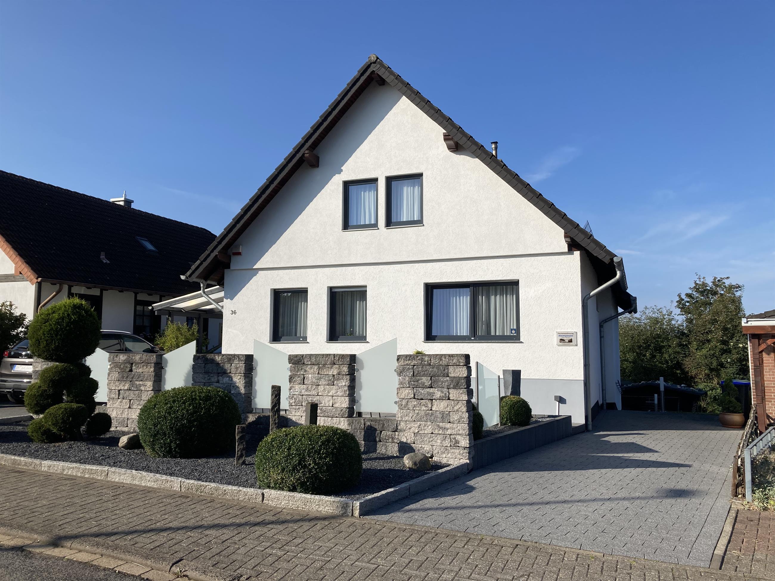 Außenansicht des modernen Hauses