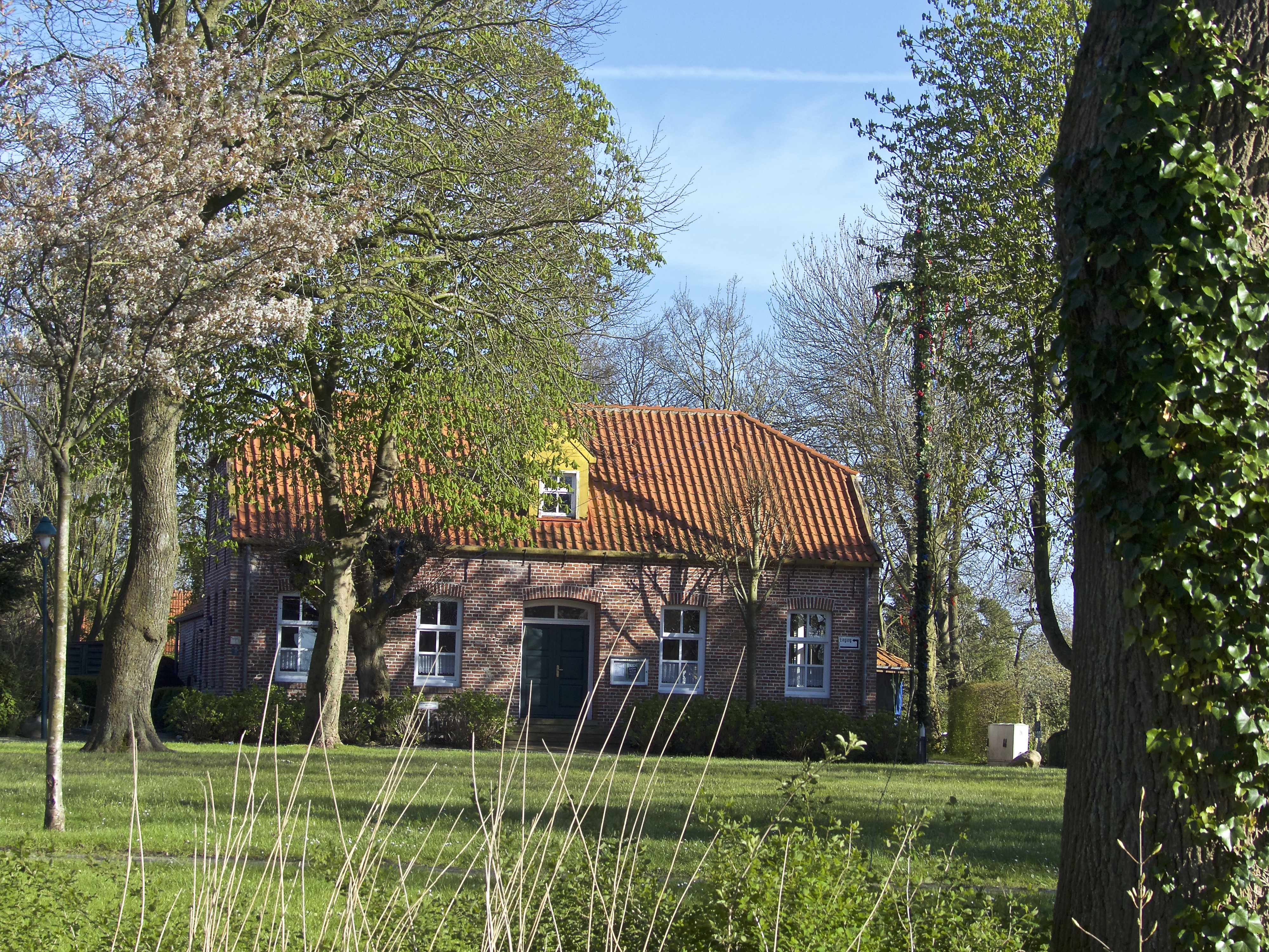 Rastplatz / Fahrradschutzhütte beim Jugend- und Kulturhaus in Visquard