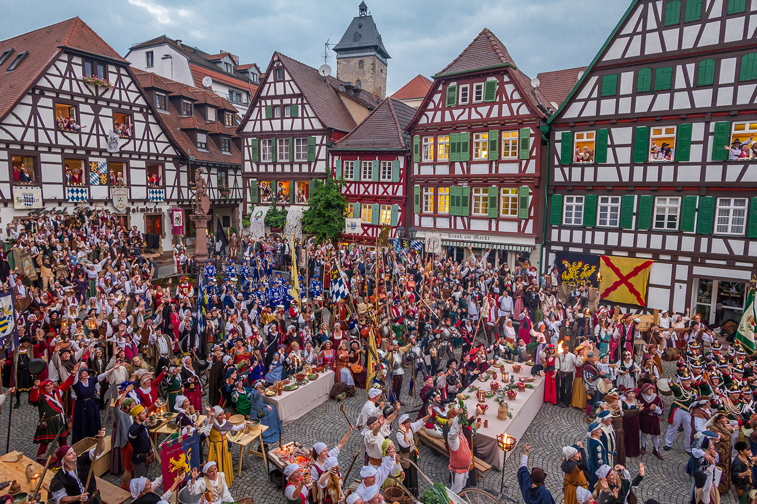 Brettener Marktplatz mit Gewandeten