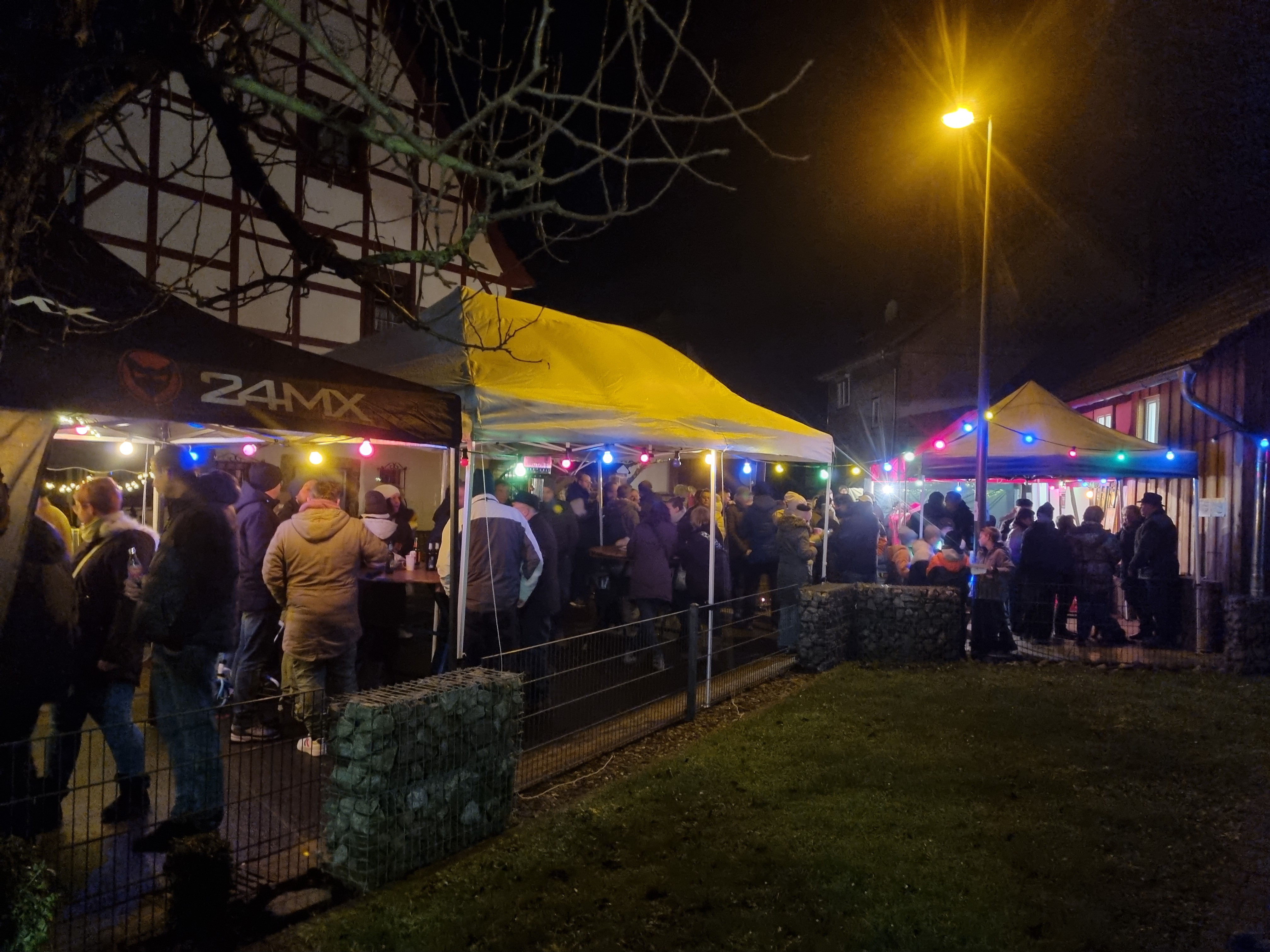 Besucher des Nikolausmarktes Merzhausen