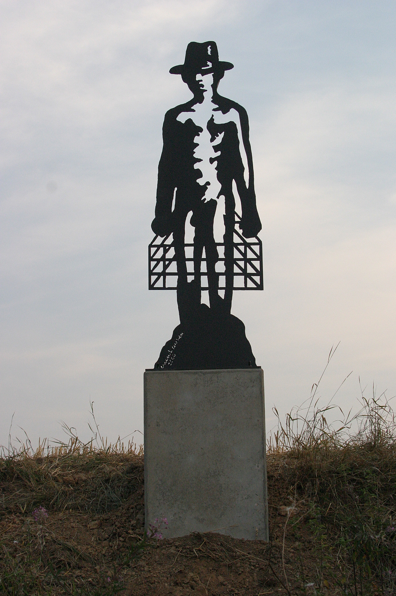 " Mann im Käfig" -Skulptur