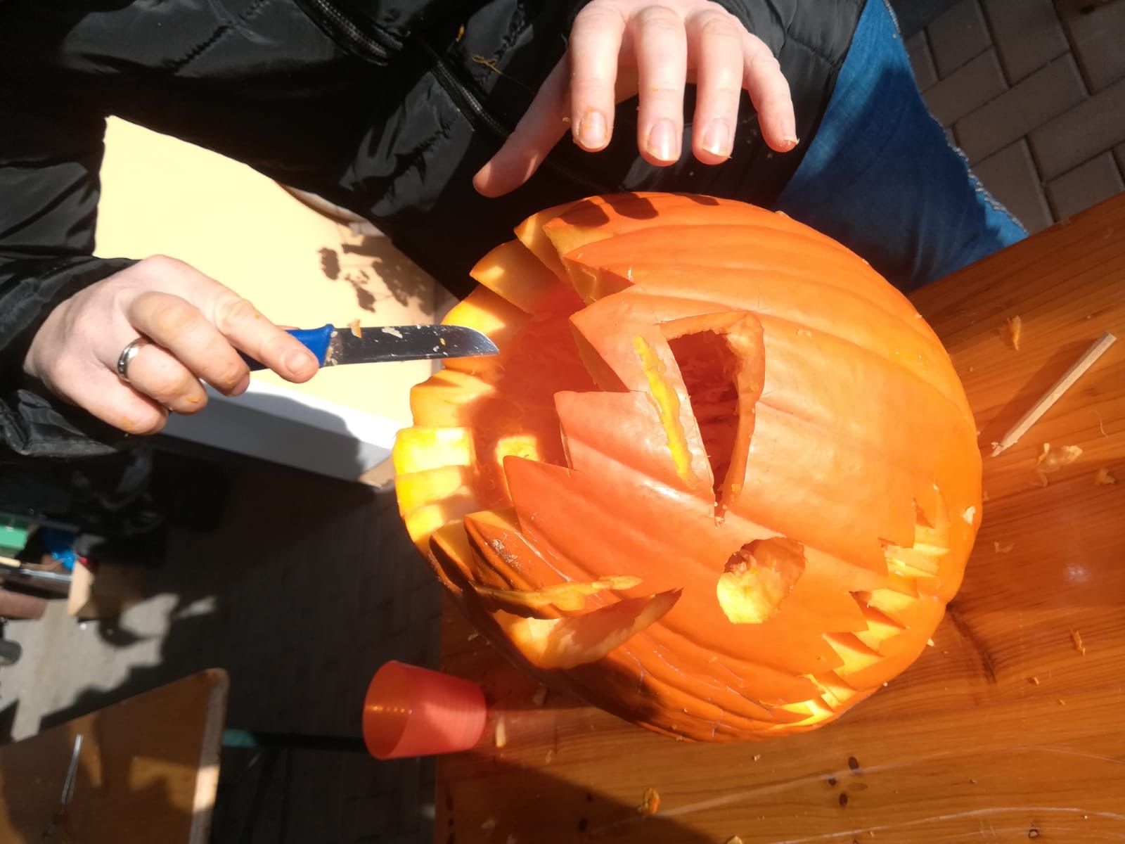 Wir schnitzen einen Kürbis für Halloween