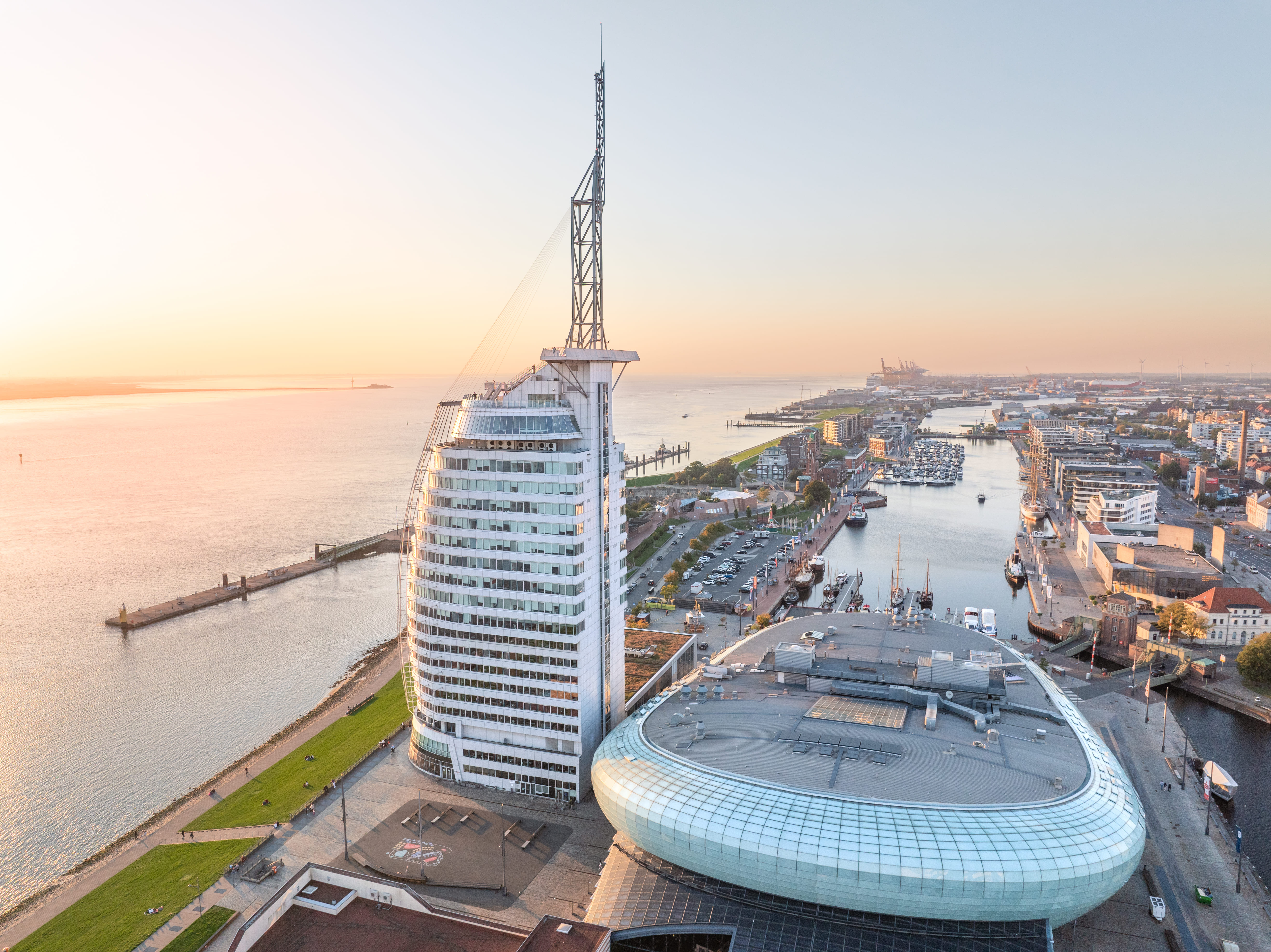 Außenansicht: ATLANTIC Hotel Sail City und Klimahaus Bremerhaven