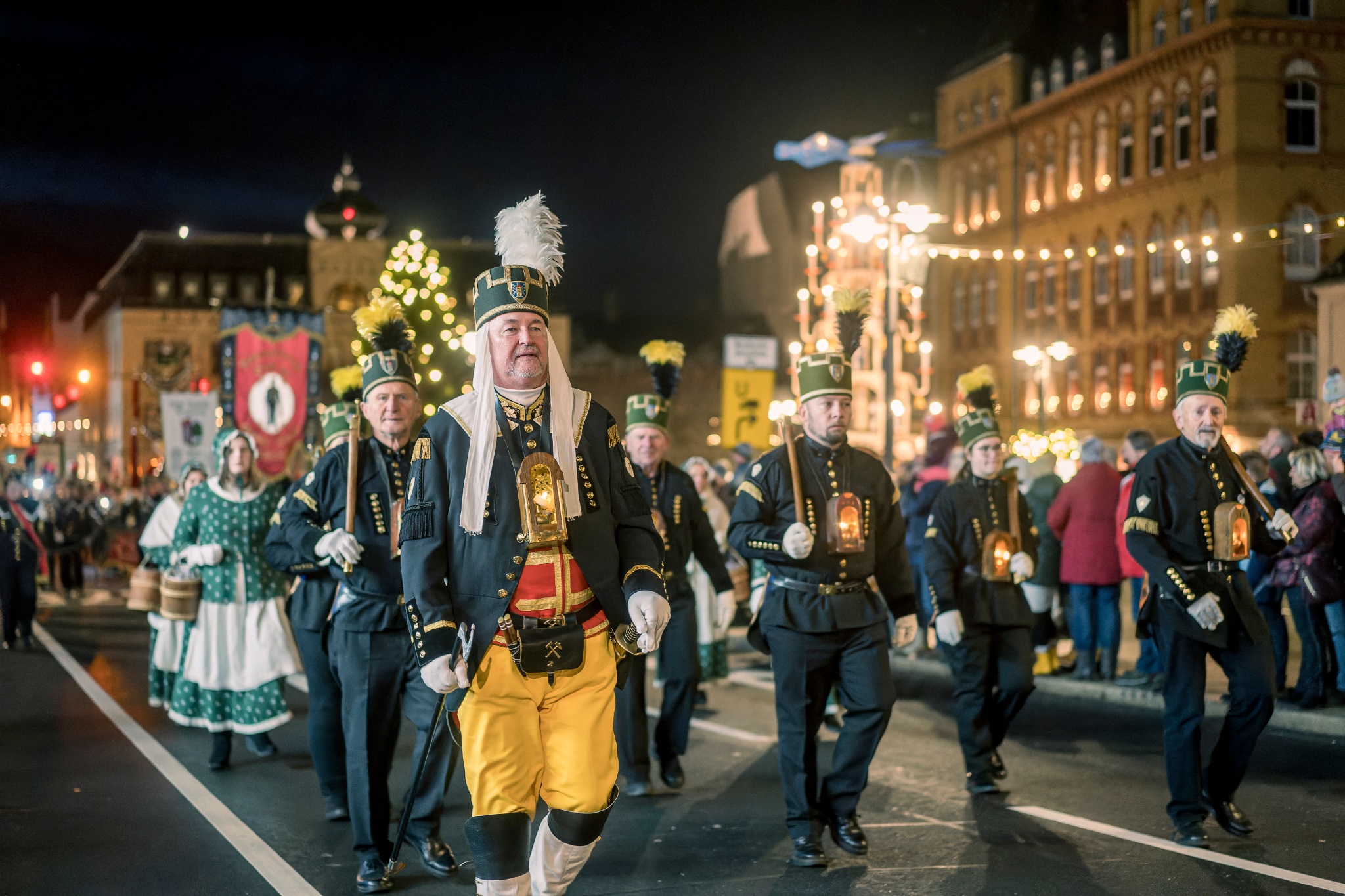 Große Bergparade zum Auer Raachermannelmarkt 2026