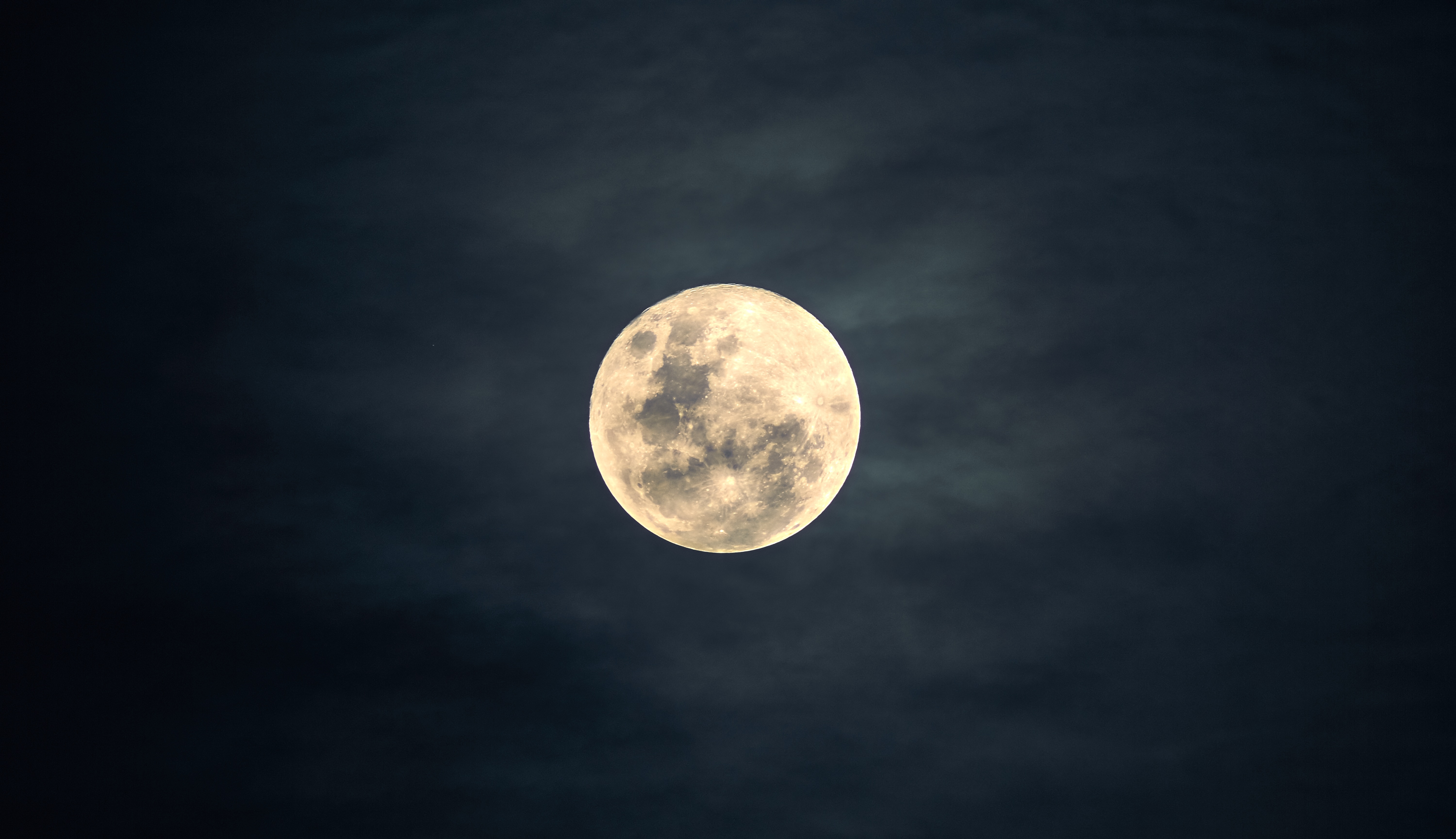 Vollmond_Bild von Lim Yaw KeongPixabay.jpg