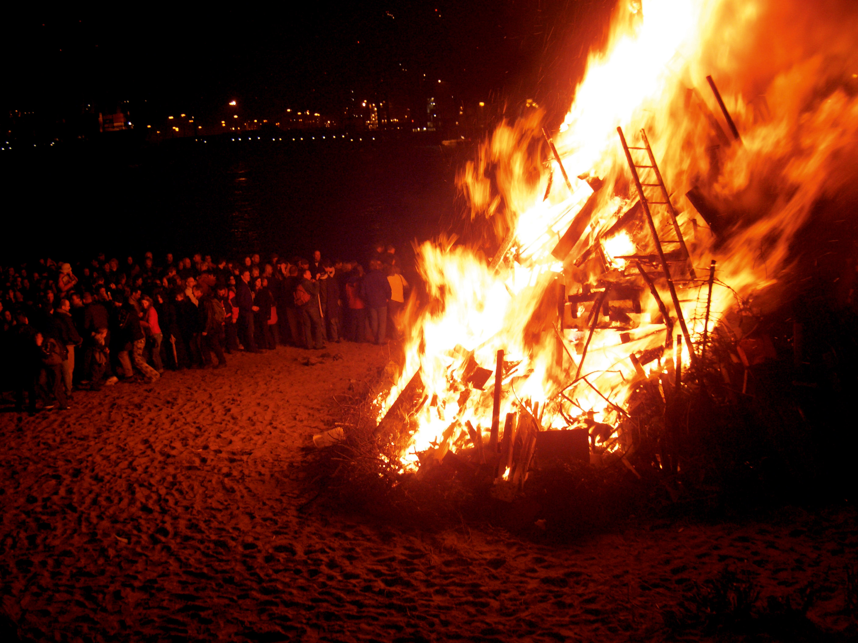 Traditionelles Osterfeuer in Bensersiel 