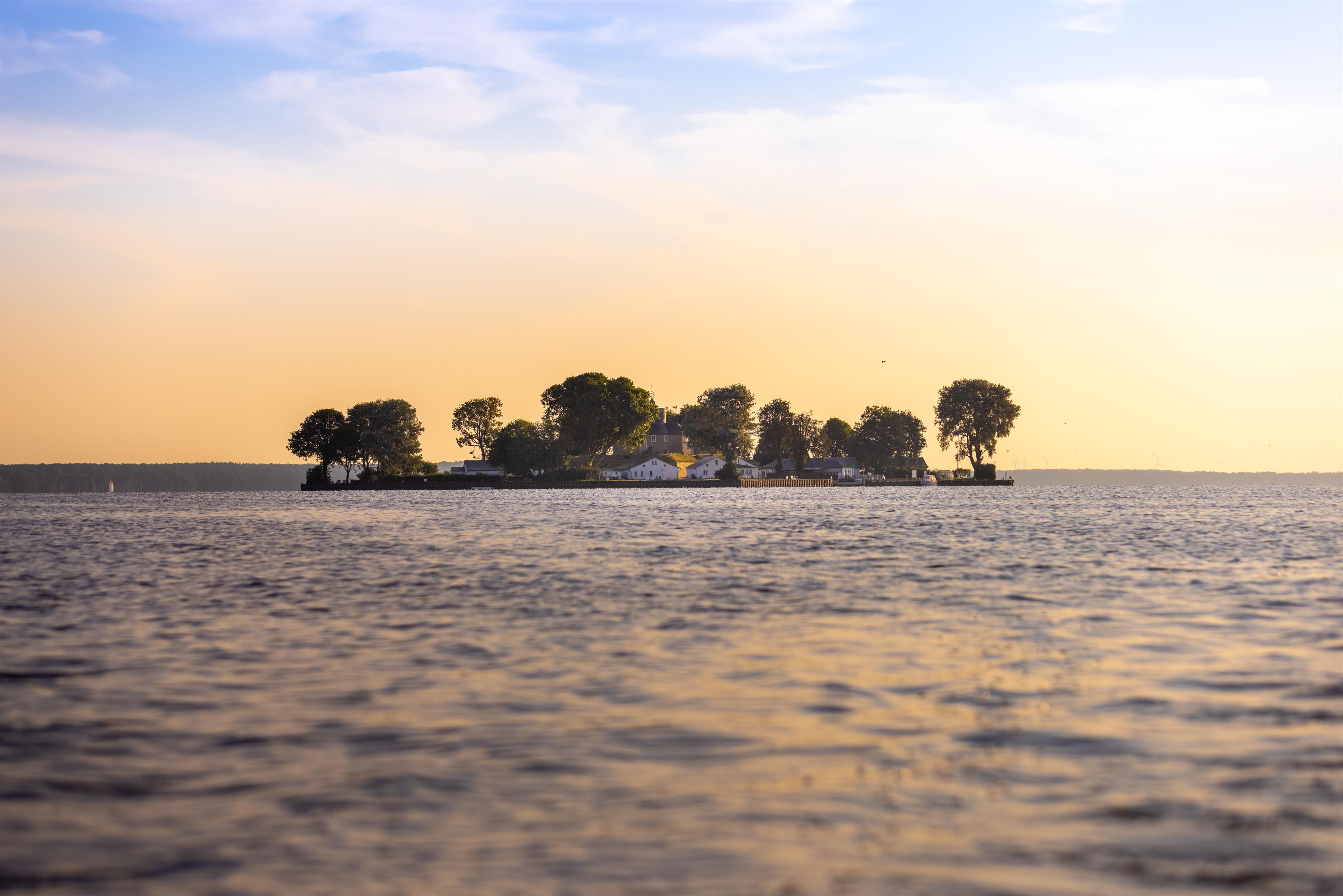 Insel Wilhelmstein im Sonnenaufgang