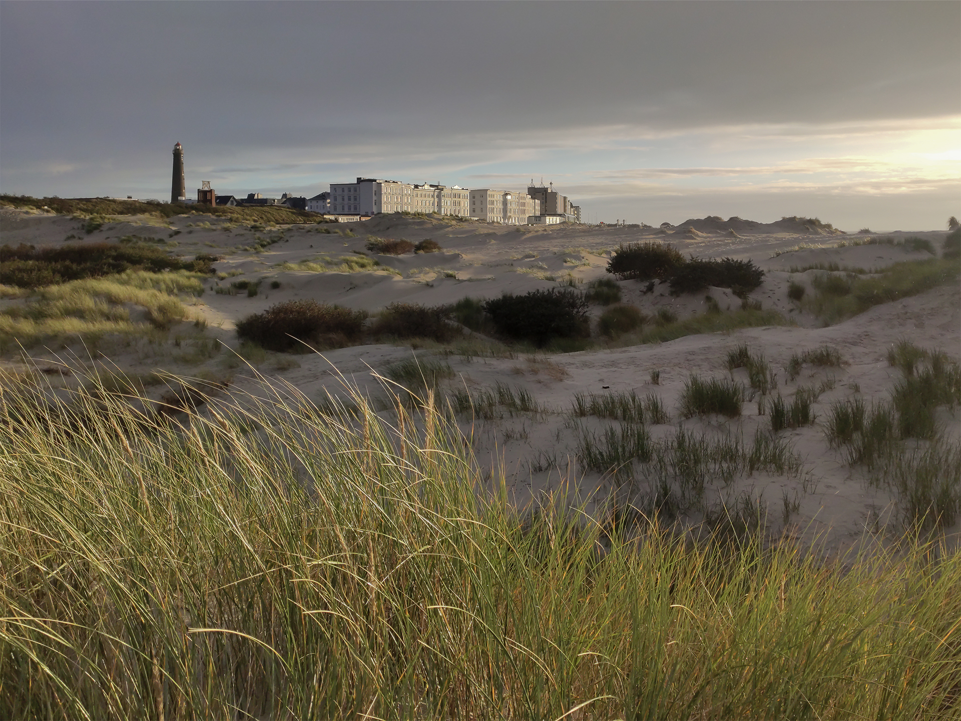 Die Strand- und Dünenlandschaft bei der Borkumer Promenade.