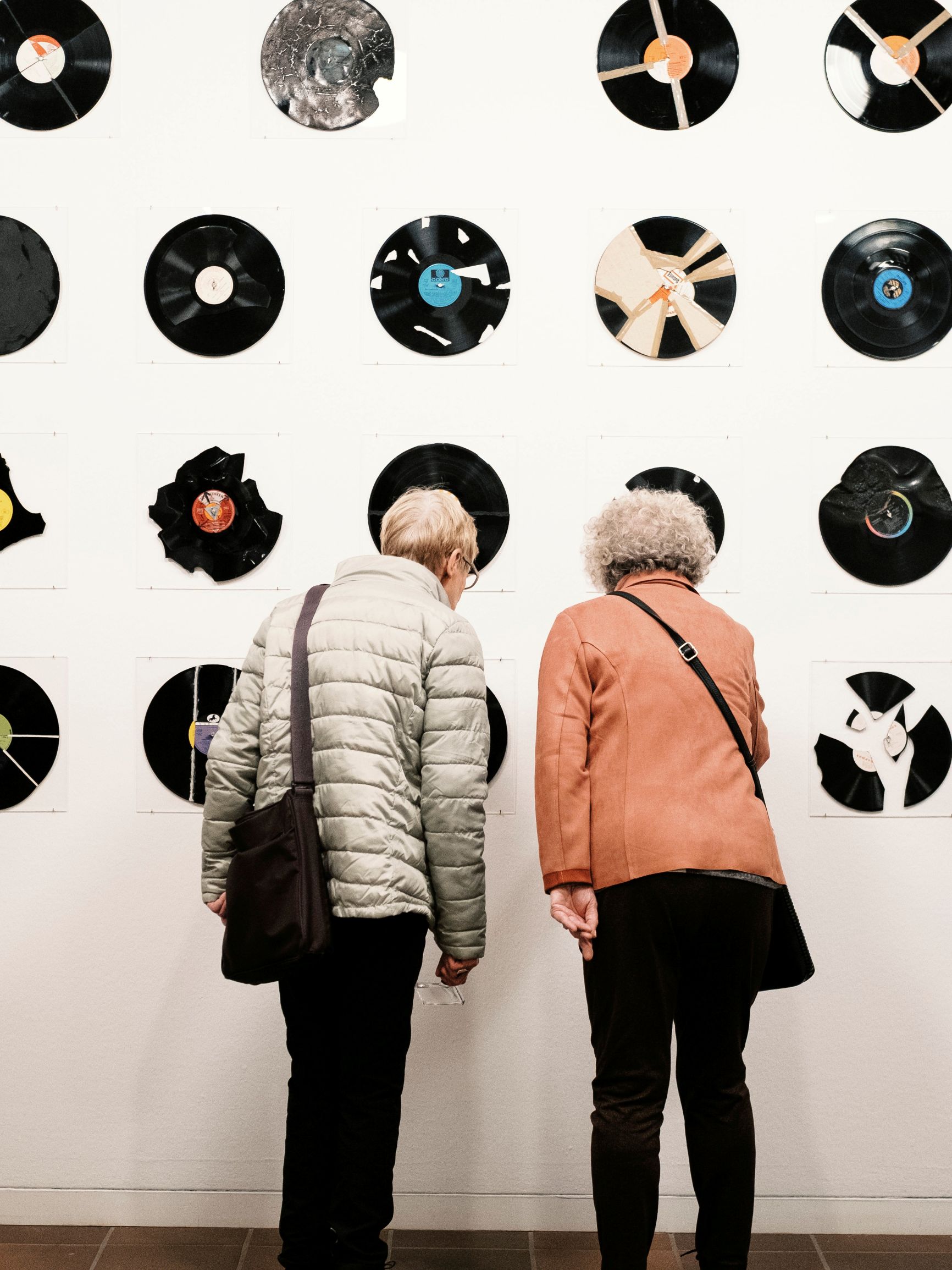 Kunst mit Kuchen_Ausstellungsansicht HOW WE MET_Milan Knížák Destruierte Musik —  mit Seniorinnen_© Heinrich Holtgreve.jpg