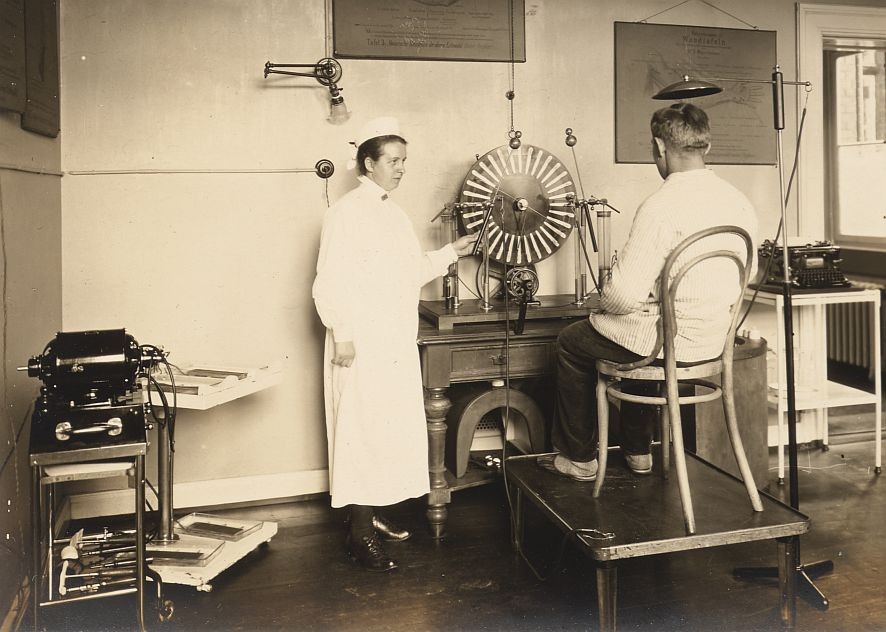 Fotoalben gestalten Geschichte - Bilderzählungen aus dem Universitätsklinikum