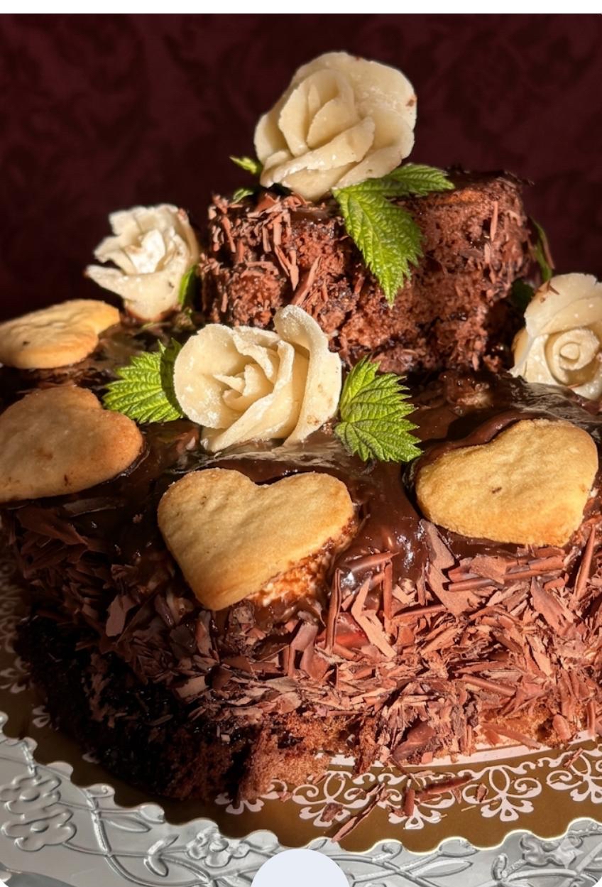 Kinder backen eine 2-Stock-Torte zum Oma- und Opa-Tag