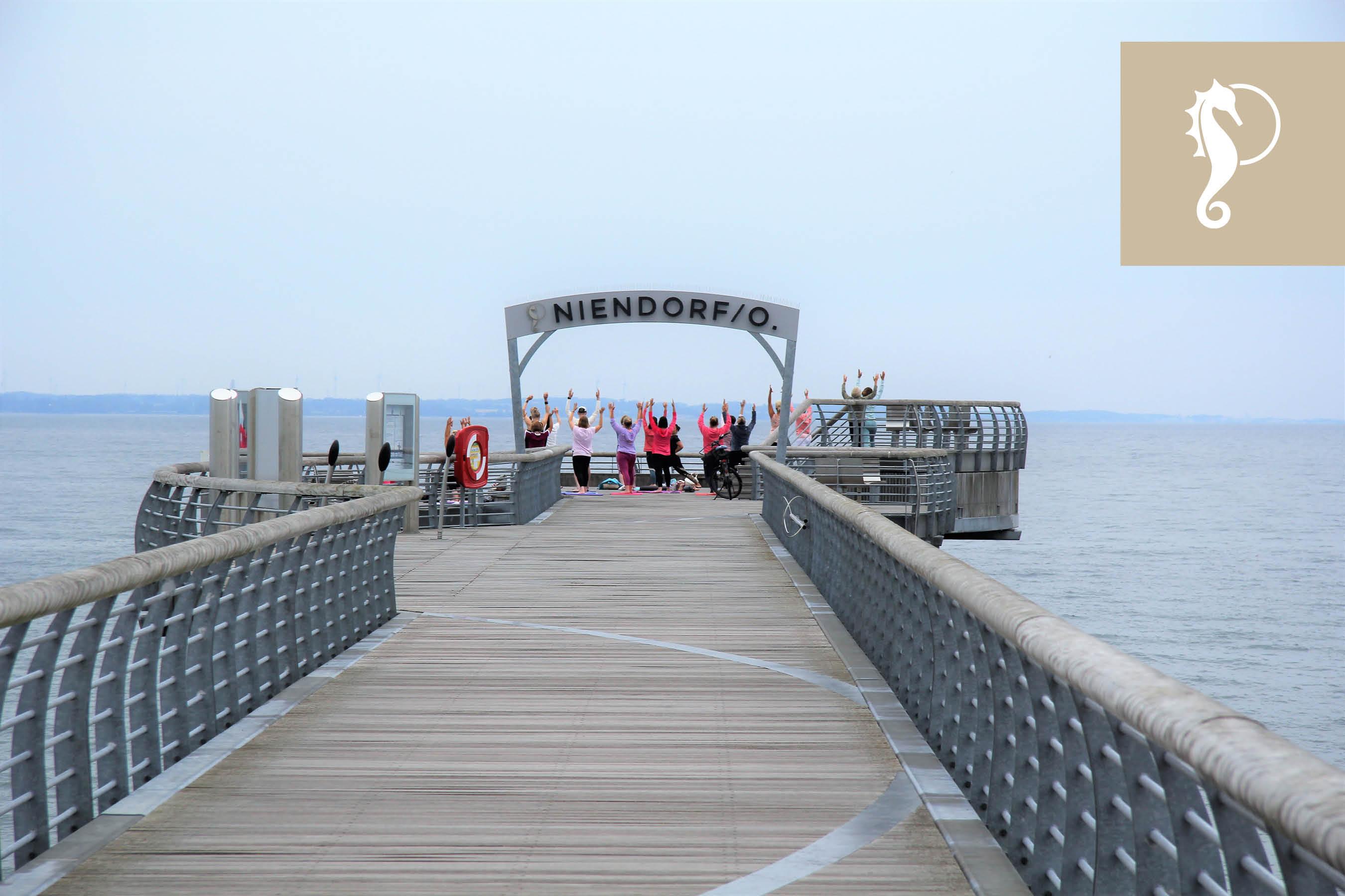 Yoga auf dem Seebrückenkopf Niendorf