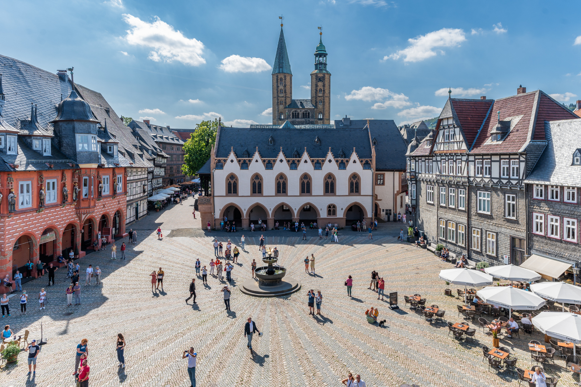 Marktplatz und Marktbrunnen 