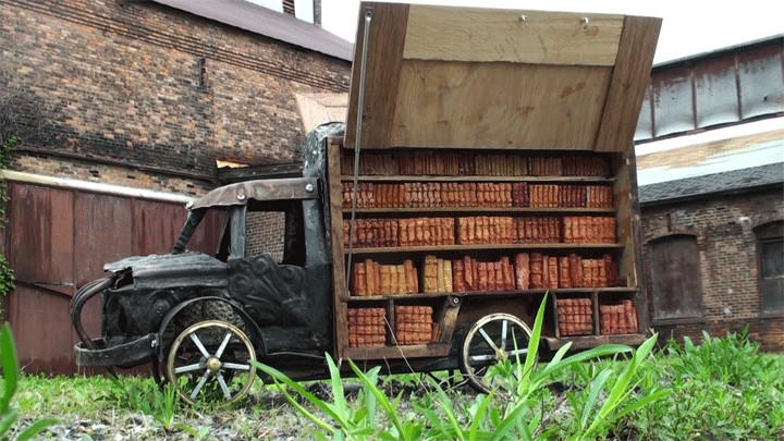 Cabinet of Wonders: A Bookmobile for Dreamers – Eine Fahrbücherei für Träumer