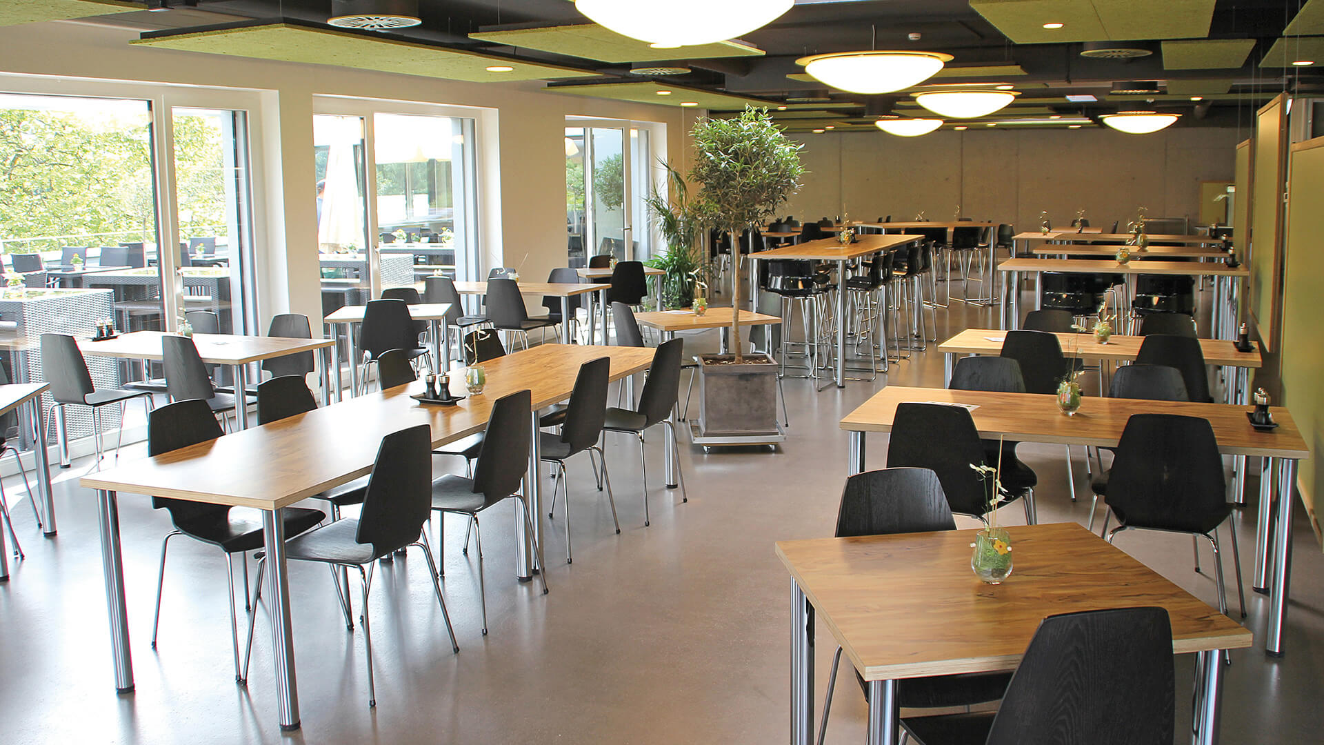 restaurant-topoff-innen-tische