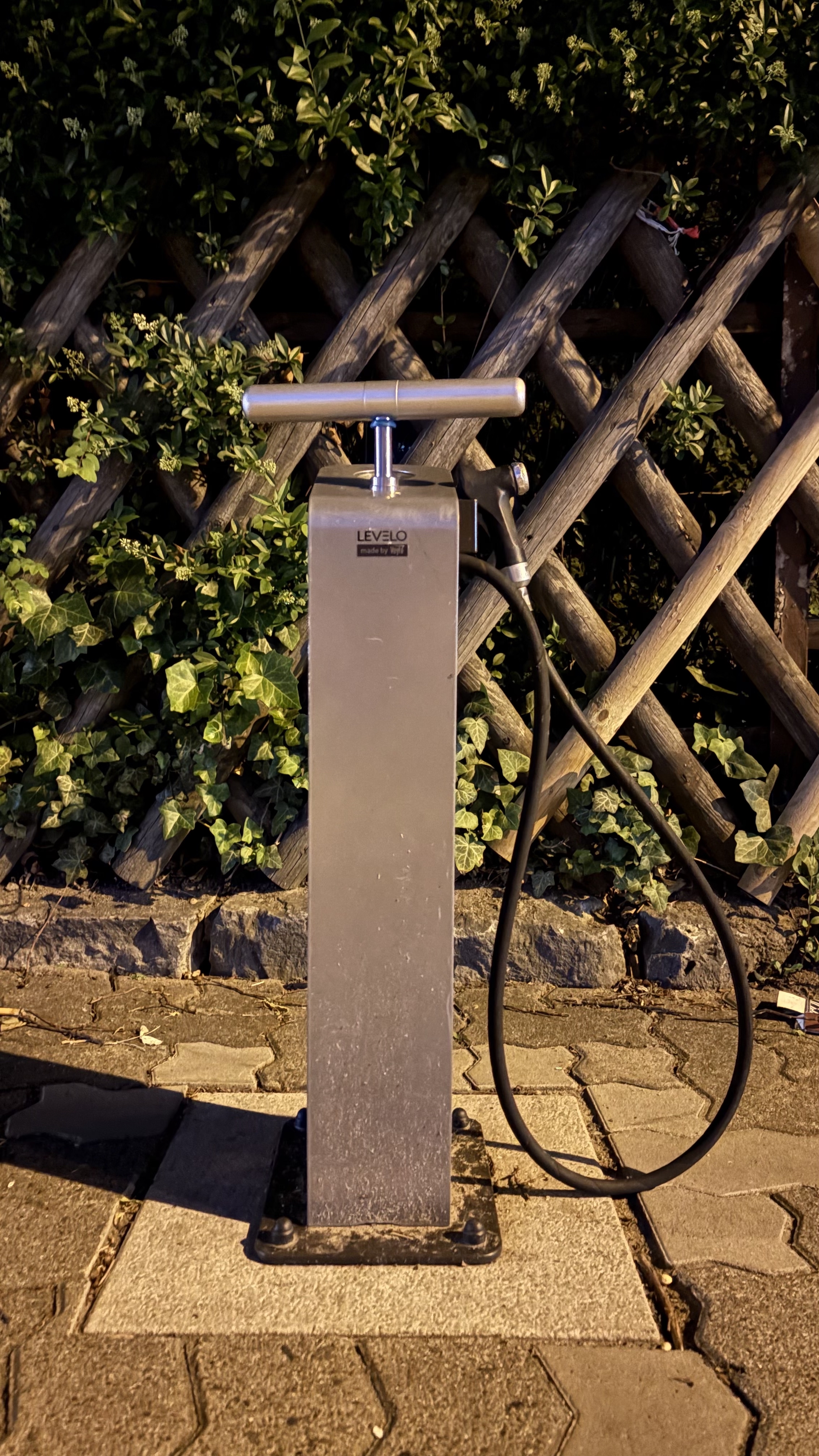 Fahrrad-Luftservice (Haltestelle Campestraße)