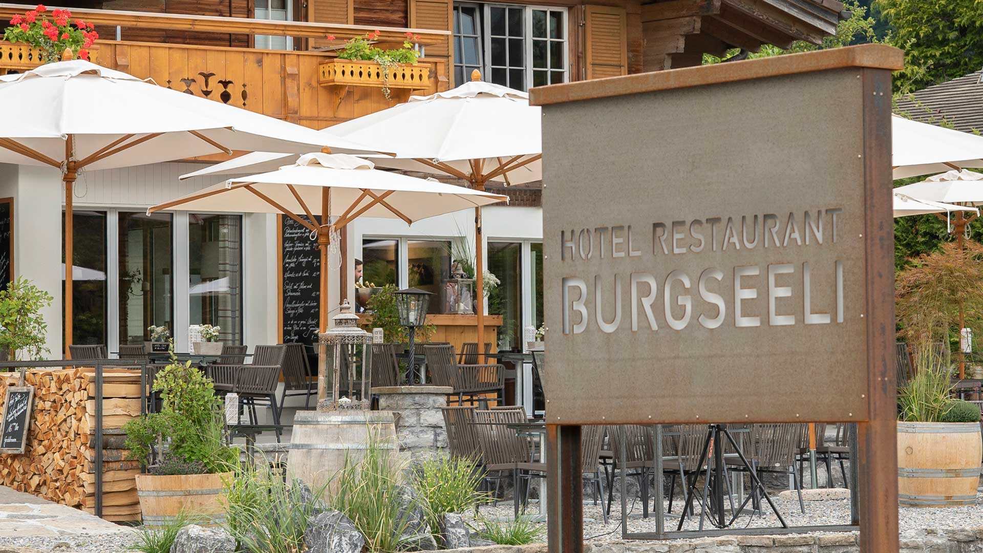 hotel-restaurant-burgseeli-tafel-terrasse