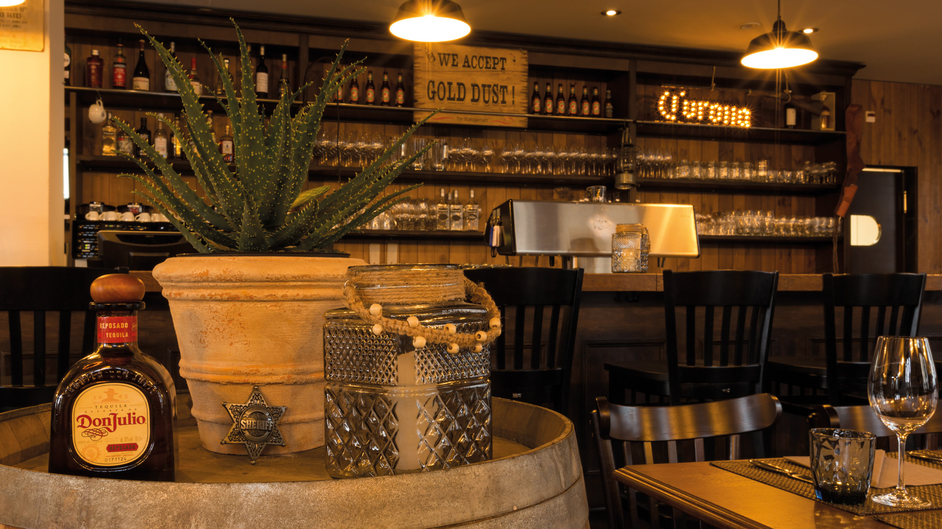 hotel-emmental-bar-speisesaal-deko