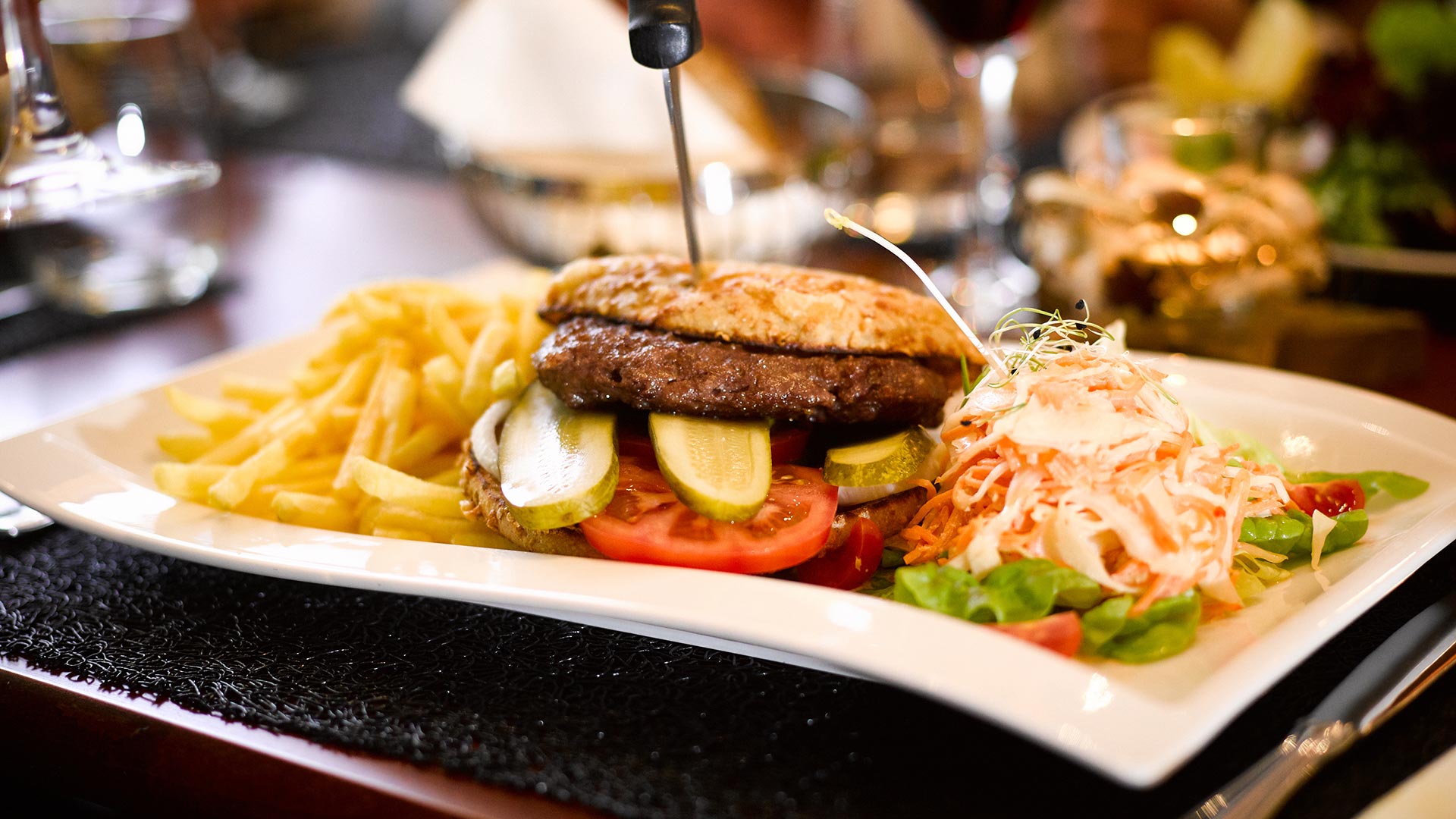 holiday-thun-speisen-burger-pommes