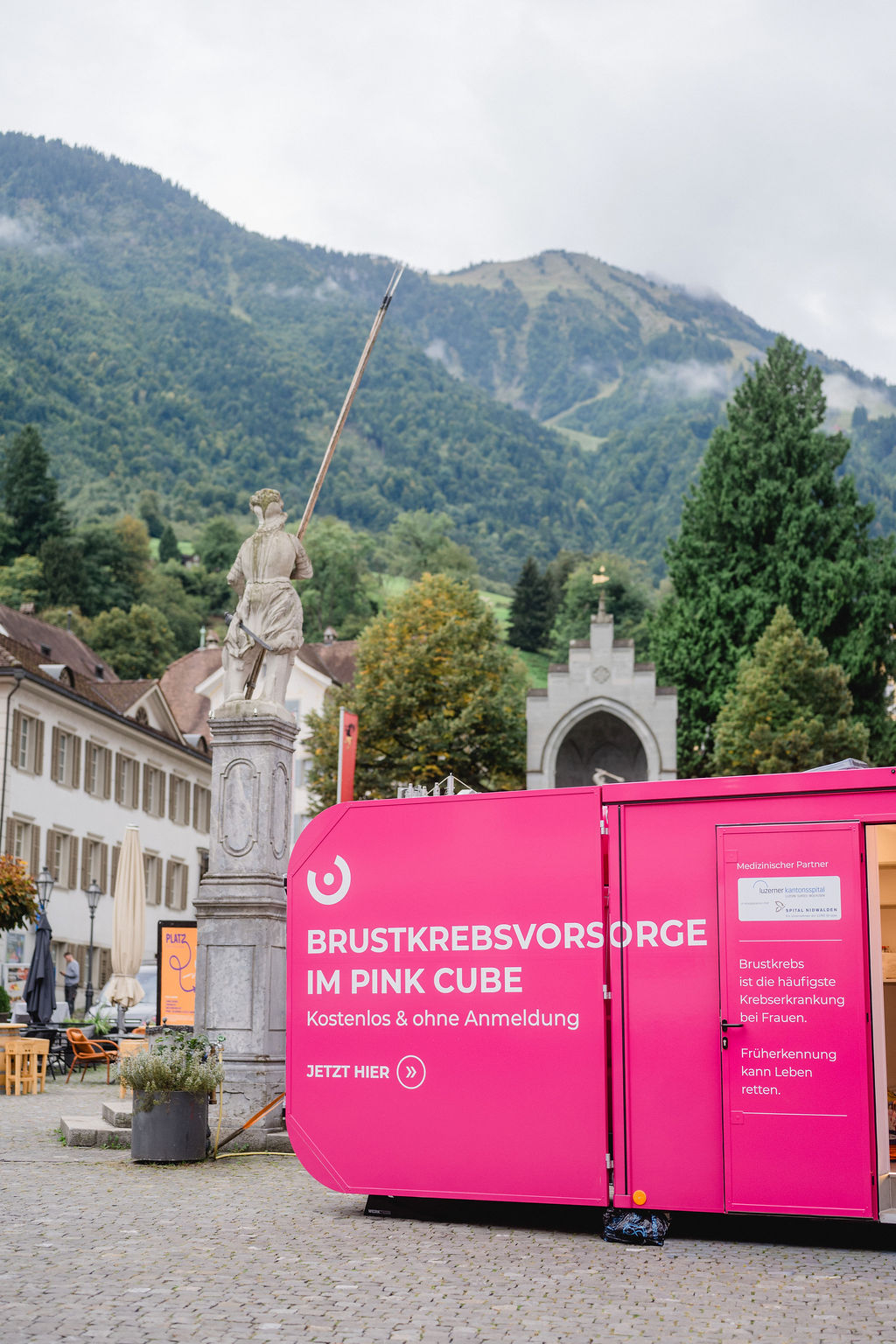 «Pink Cube – Test your Breast» auf dem Dorfplatz in Stans