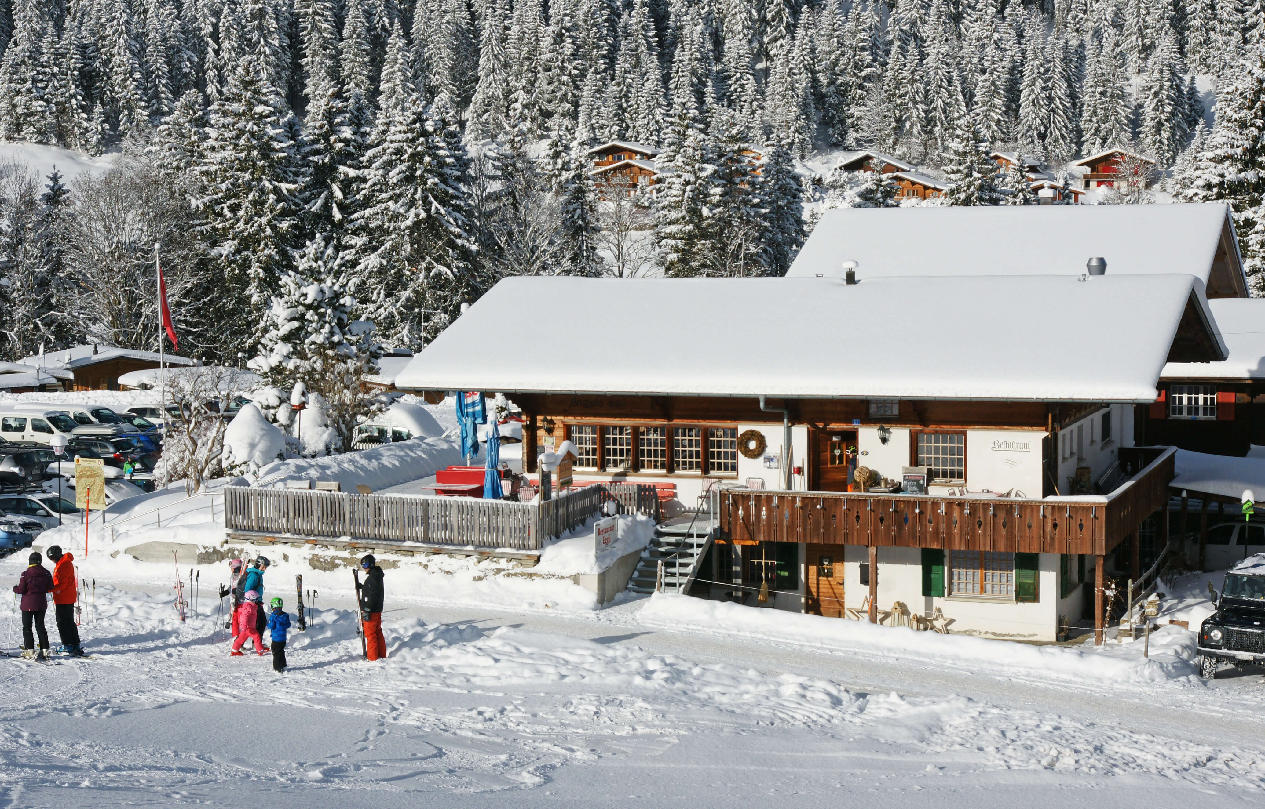 Das Restaurant Eggli mit Skifahrer