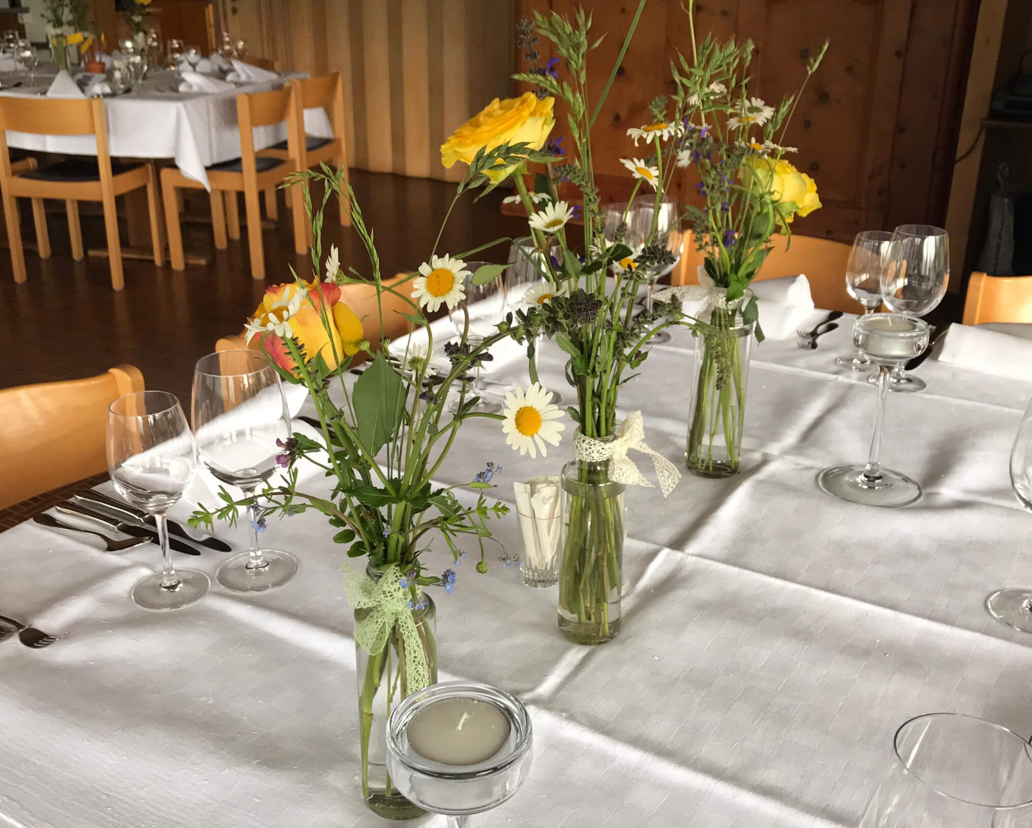 Tischdekoration mit frischen Blumen 