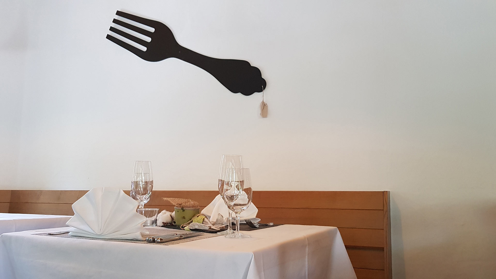 hotel-alpha-thun-speisesaal-tisch