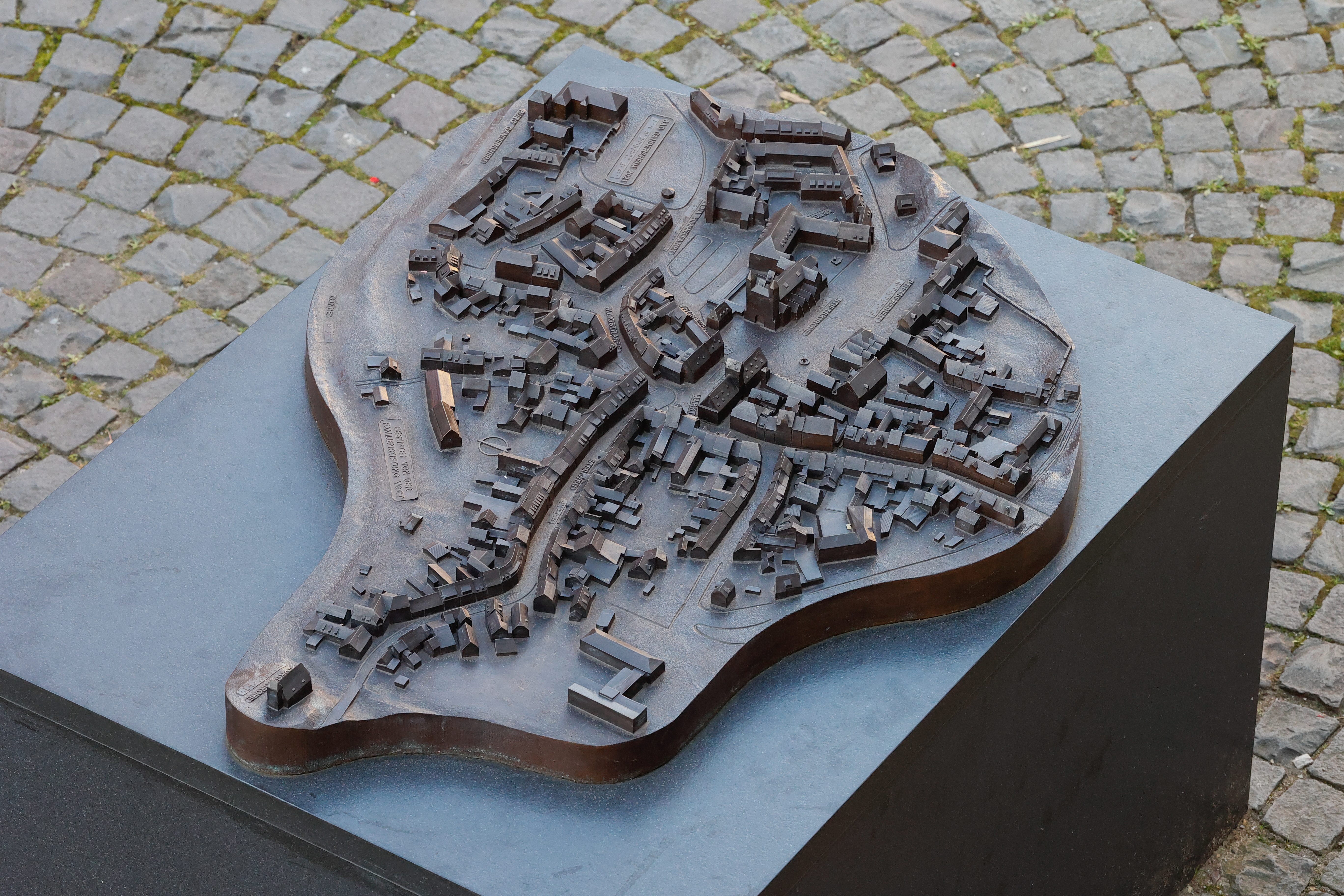 Bronzerelief der historischen Altstadt von Bad Gandersheim