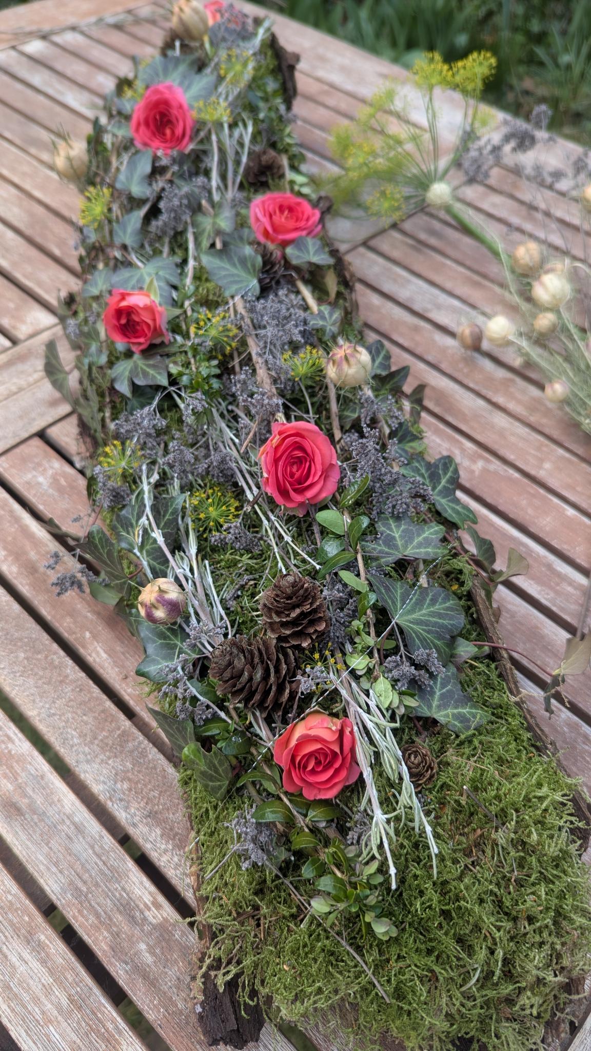 Grabschmuck gestalten – natürlich und individuell