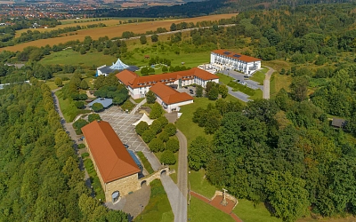 luftbild_victor_s_residenzhotel_teistungenm_mit_blick_-ddd8d59712bda38999cf24ff6e5a7c53-50.webp