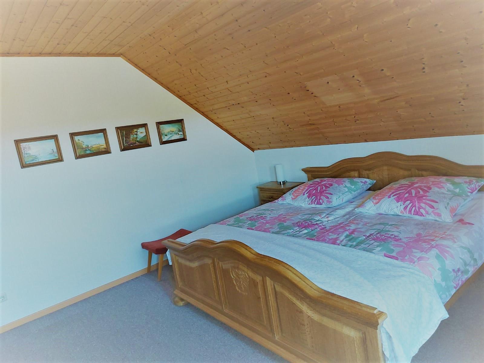 Bett im Doppelbettschlafzimmer